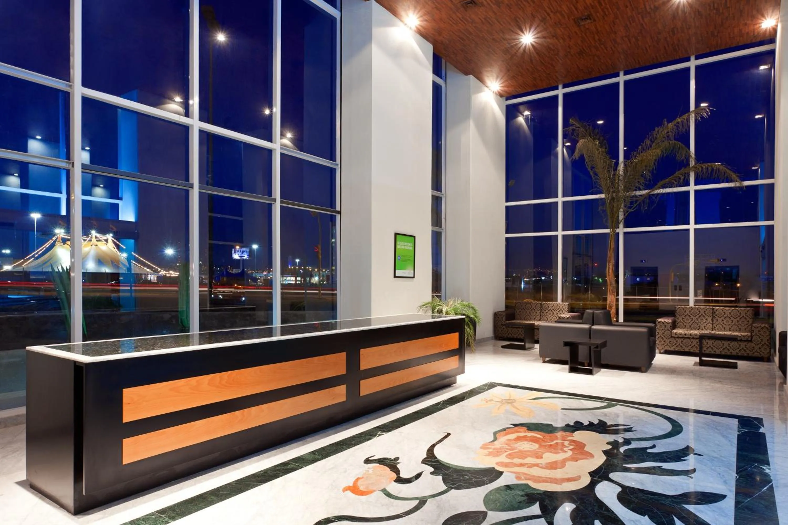 Lobby or reception in La Quinta by Wyndham Puebla Palmas Angelopolis