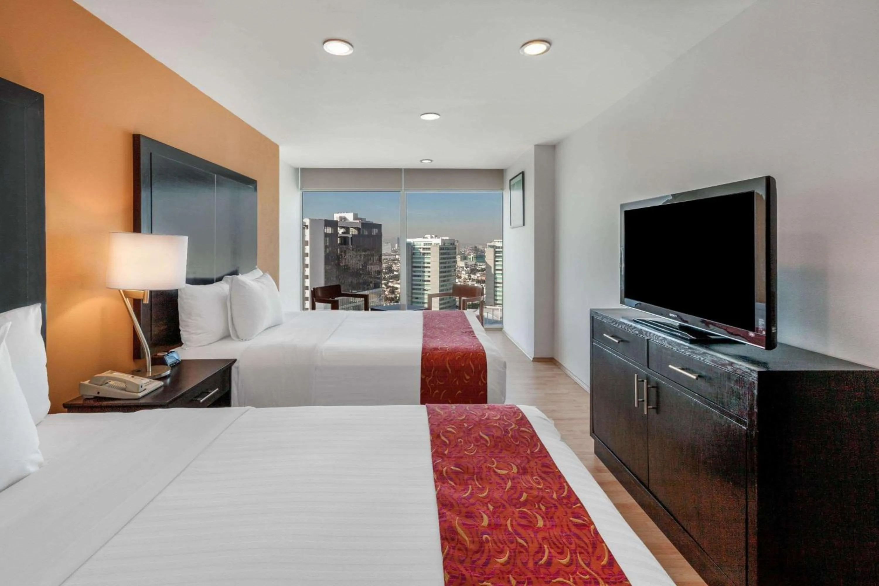 Photo of the whole room, Bed in La Quinta by Wyndham Puebla Palmas Angelopolis