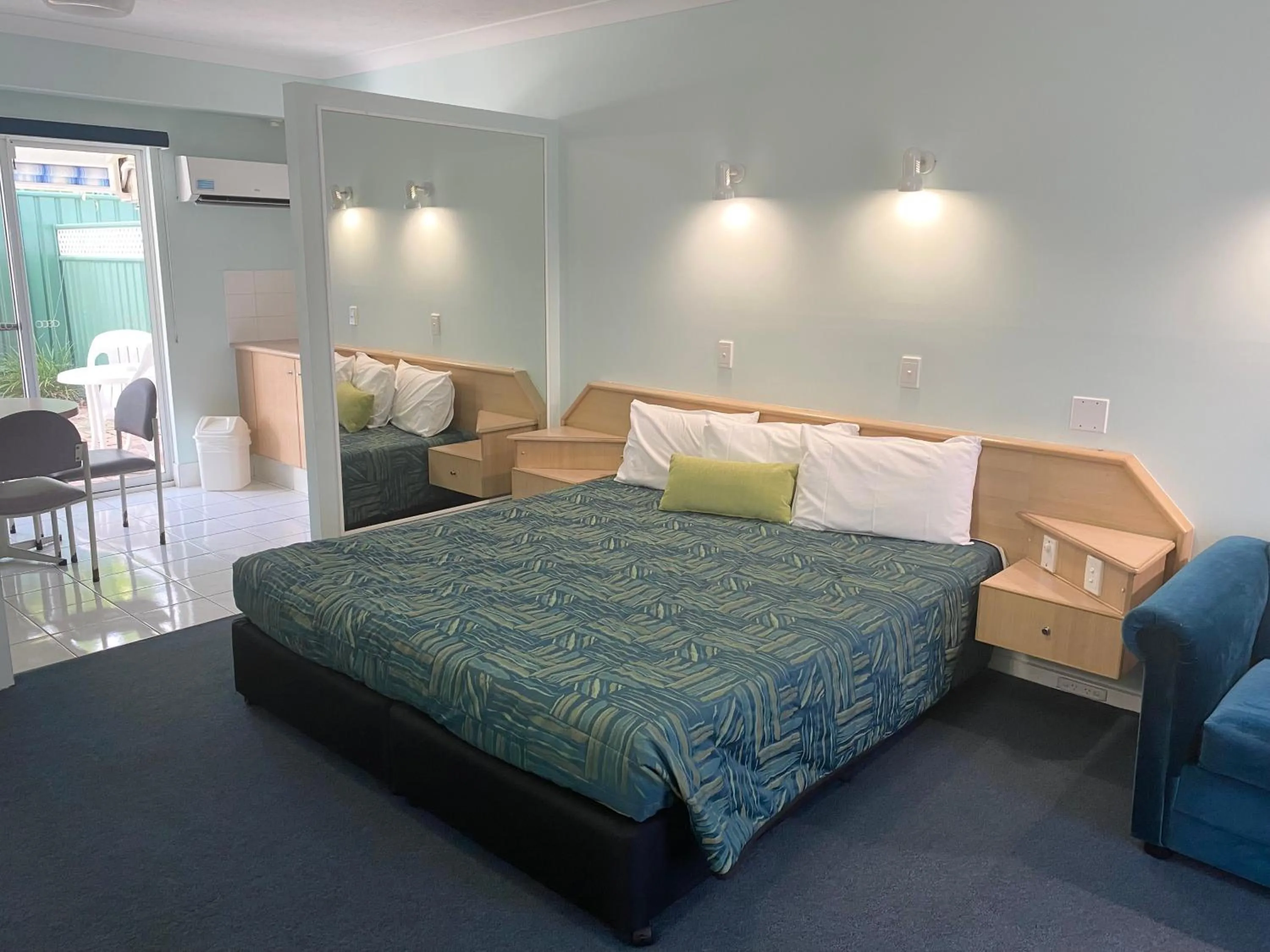 Bedroom, Bed in Runaway Bay Motor Inn