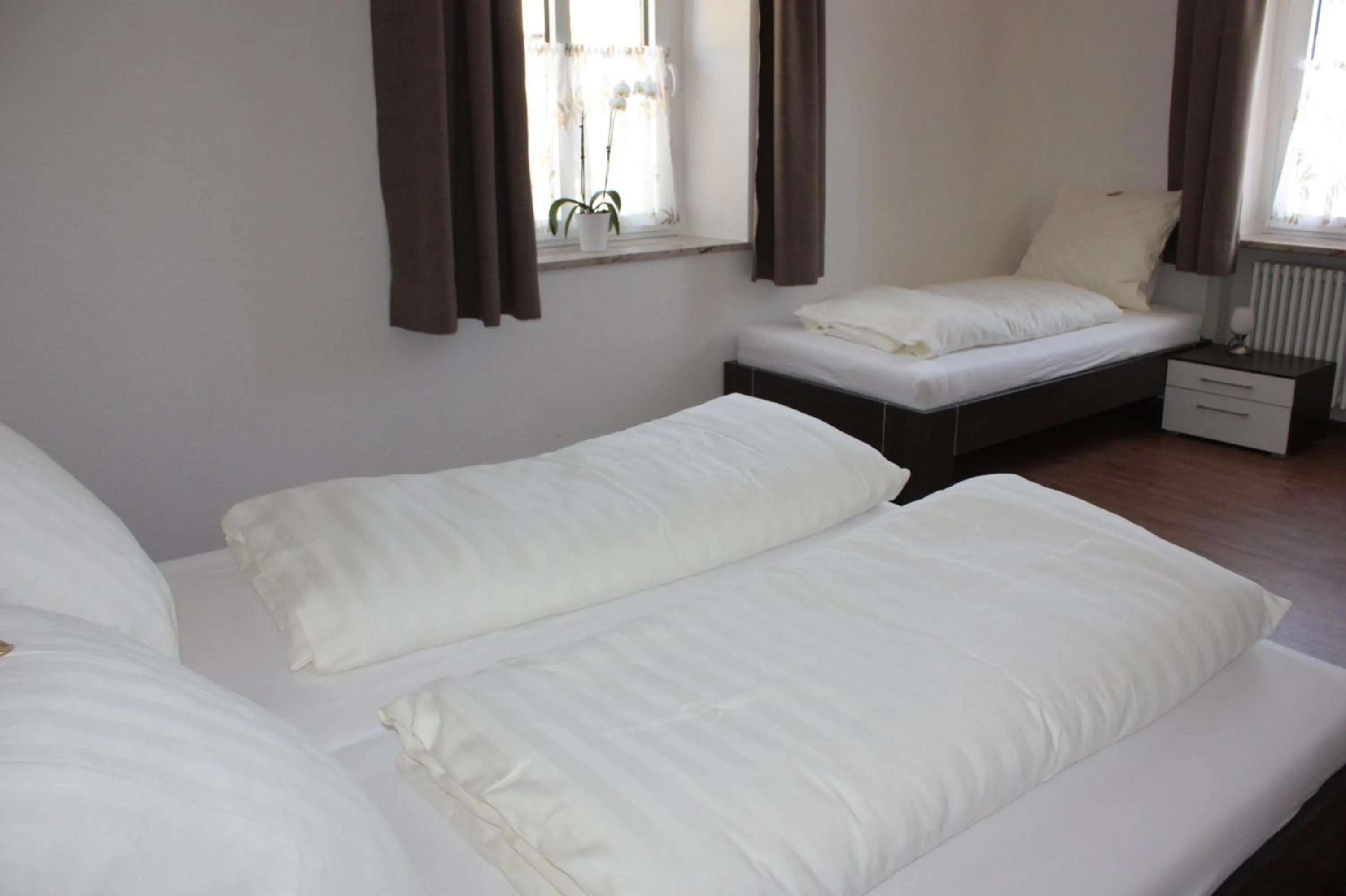 Photo of the whole room, Bed in Thai Tawan