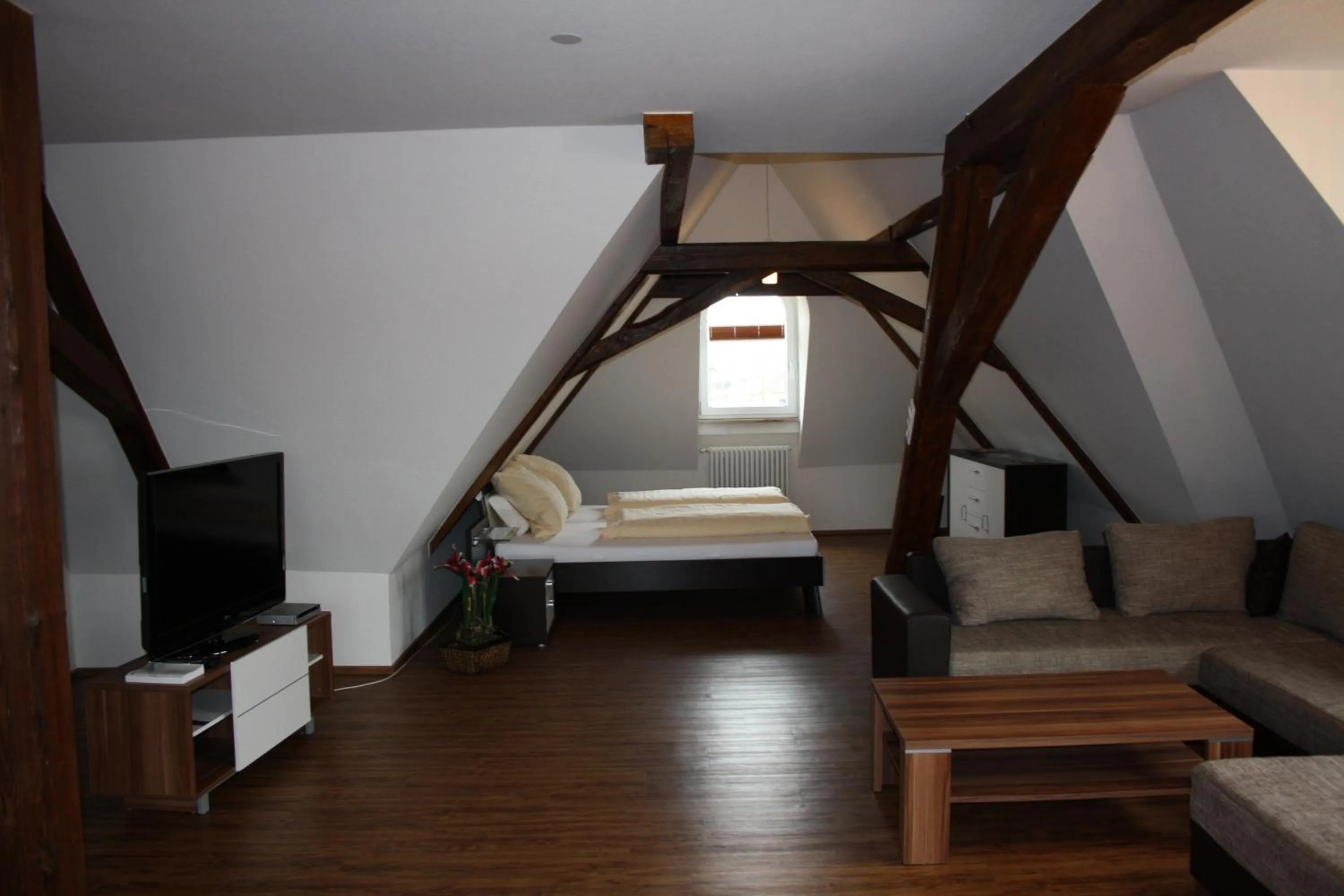 Photo of the whole room, Bed in Thai Tawan