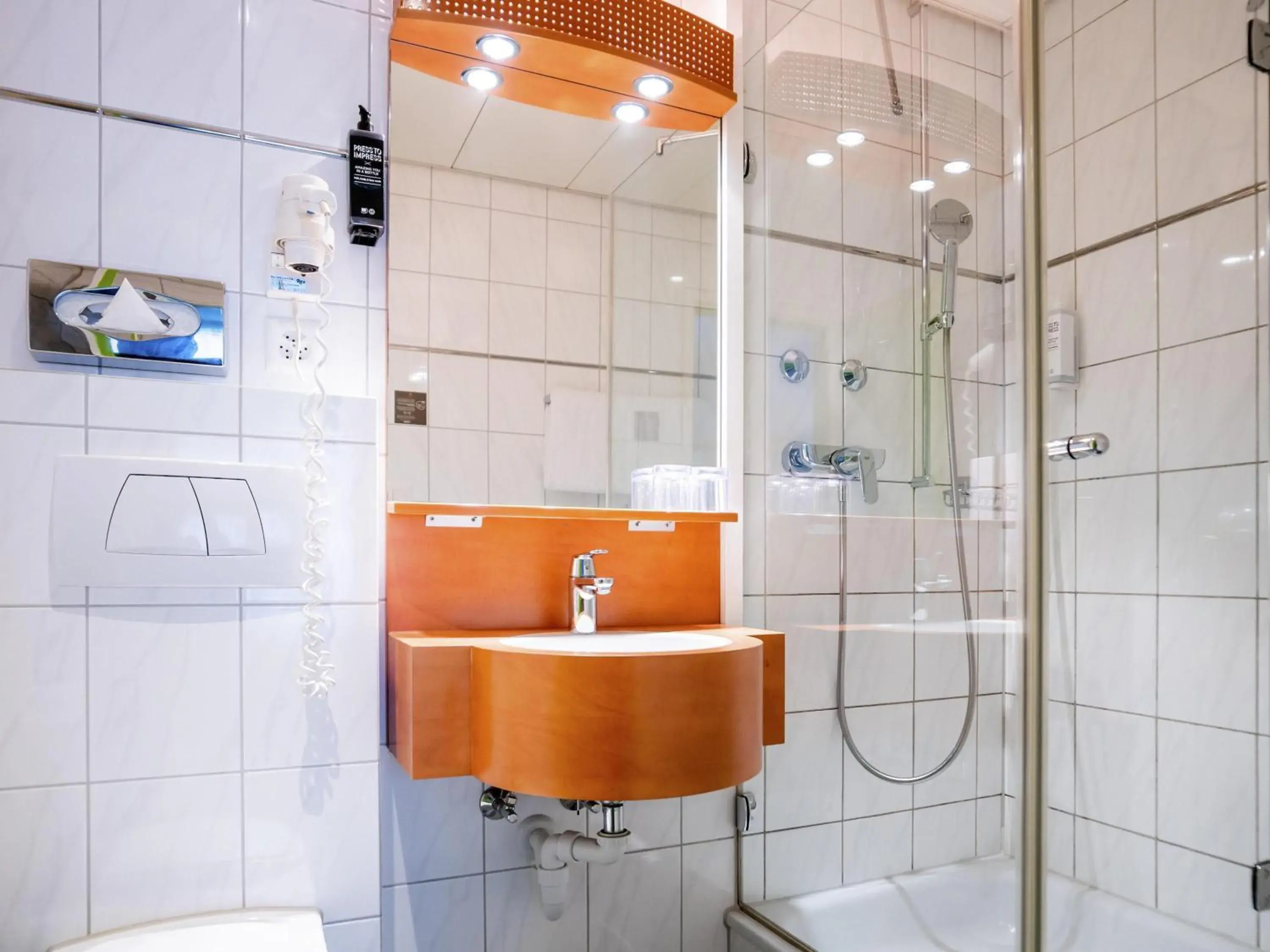 Standard King Room in ibis Styles Luzern Standard King Room in ibis Styles Luzern