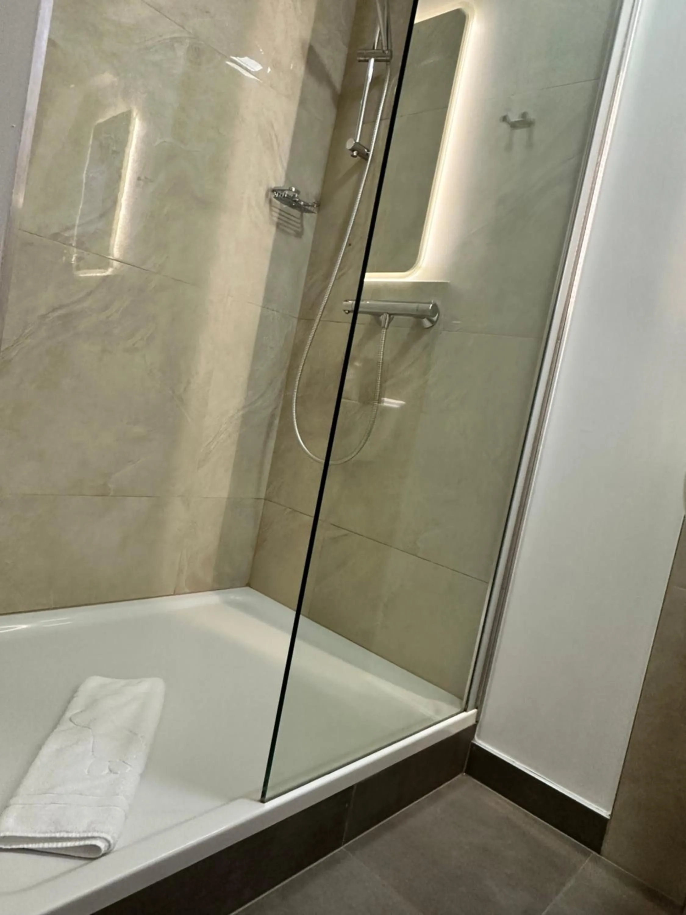 Bathroom in Hotel Am Markt