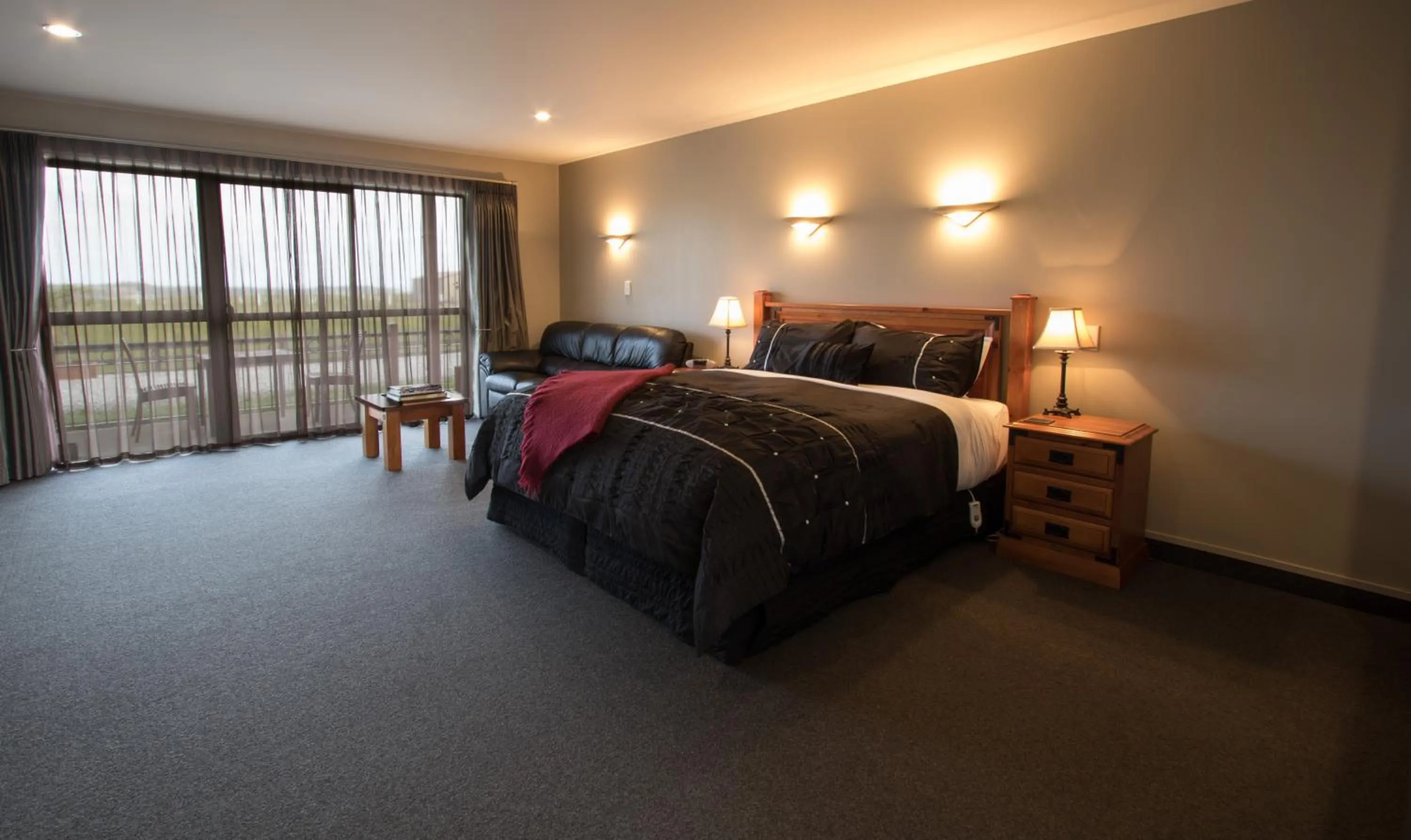 Seating area, Bed in Stations Inn