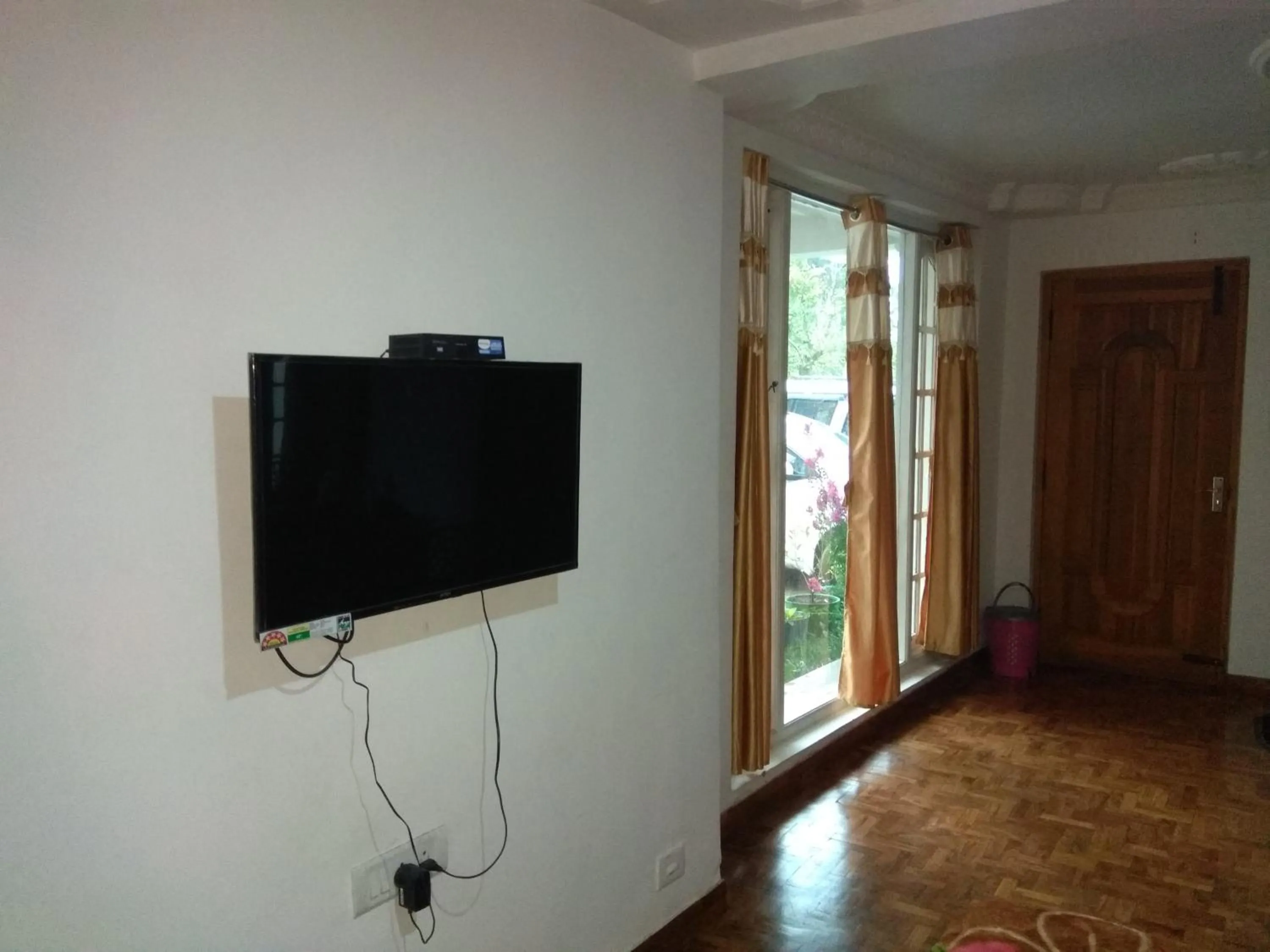 TV and multimedia in Pears Garden Royal Suite
