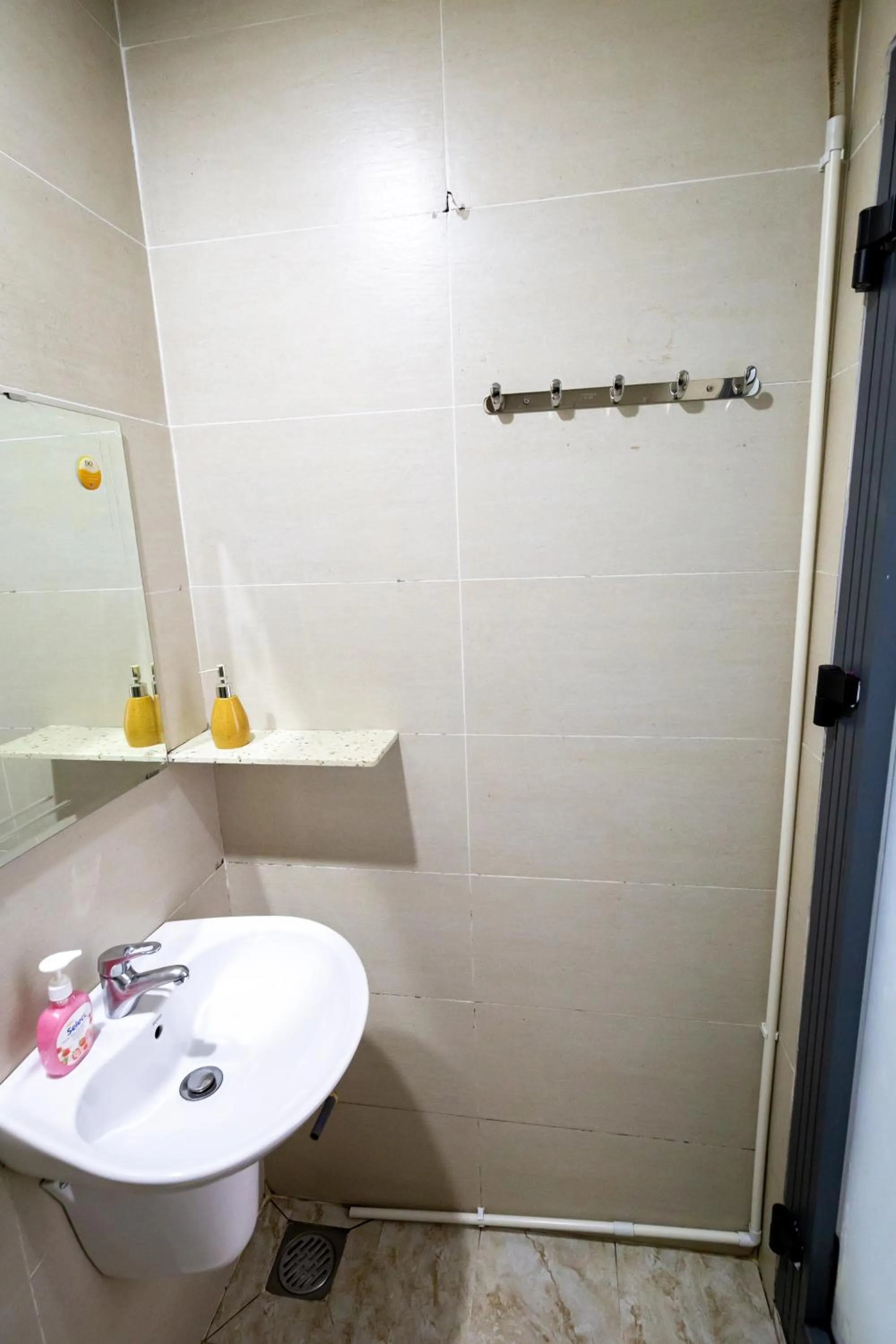 Shower in Cola's Homestay