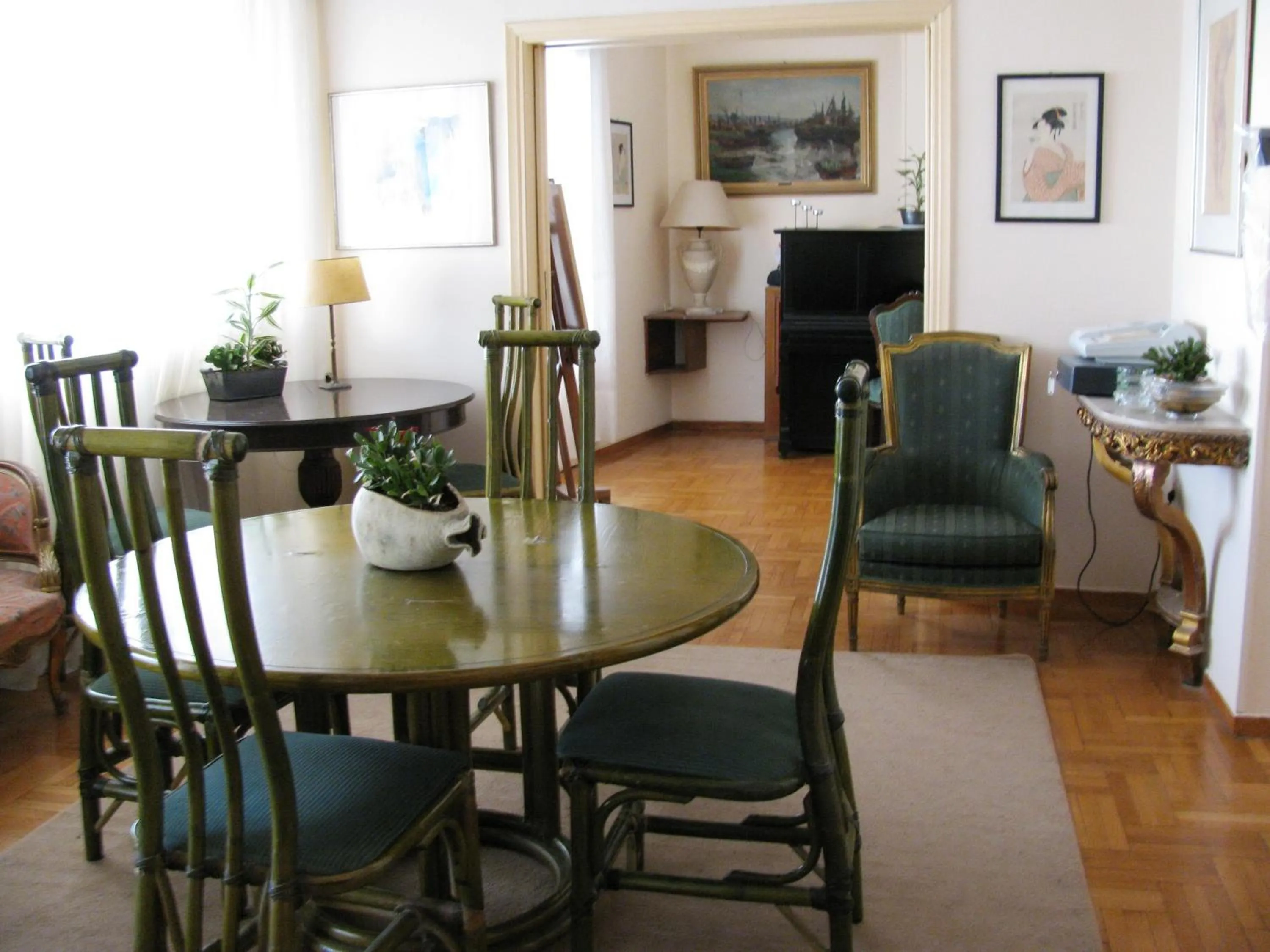 Communal lounge/ TV room in Art Gallery Hotel