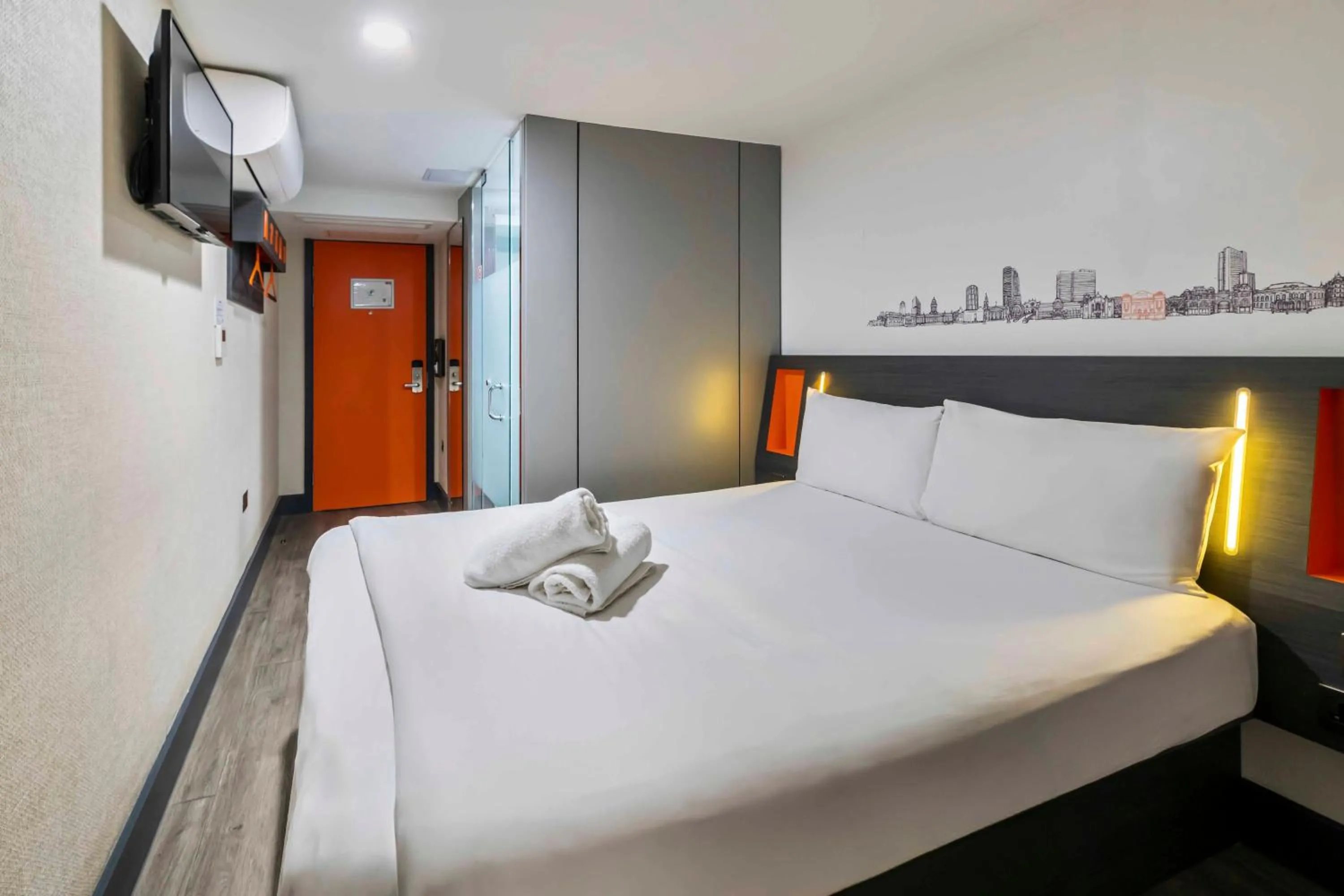 Bedroom, Bed in easyHotel Leeds