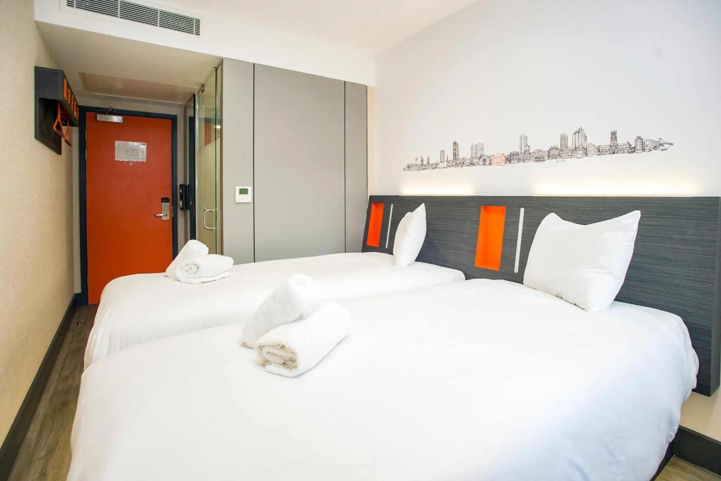 Bedroom, Bed in easyHotel Leeds
