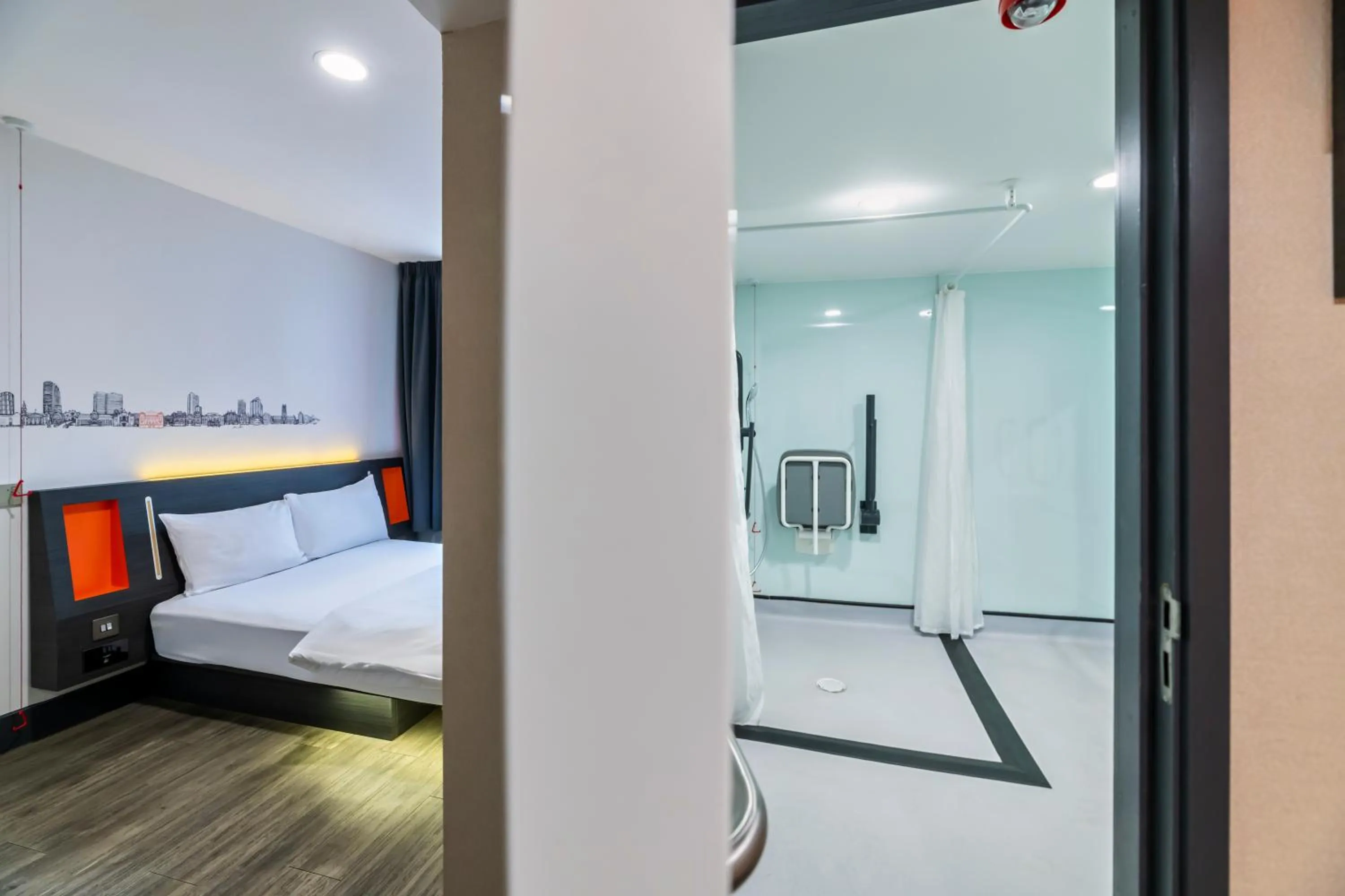 Bathroom, Bed in easyHotel Leeds