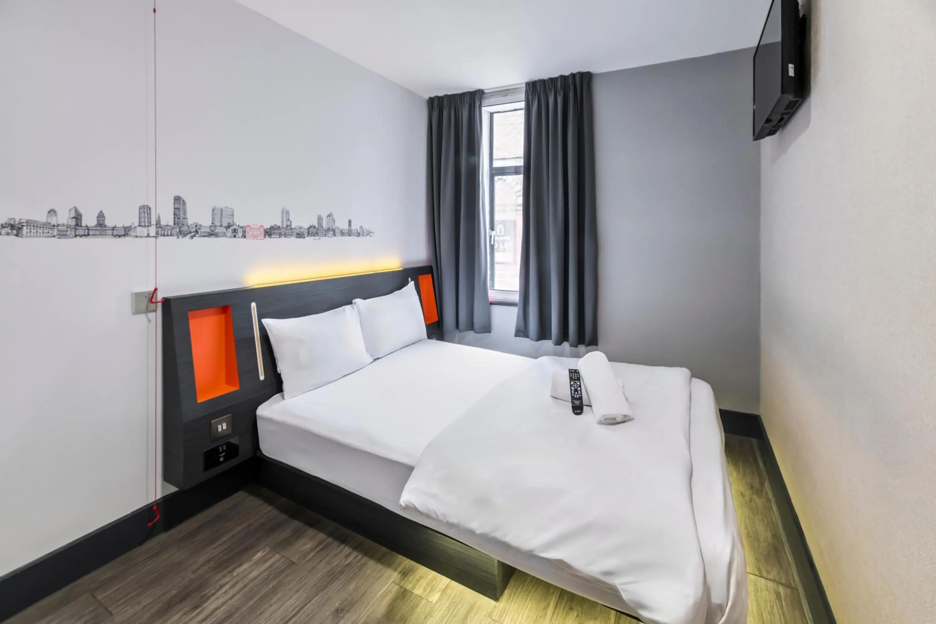 Bedroom, Bed in easyHotel Leeds