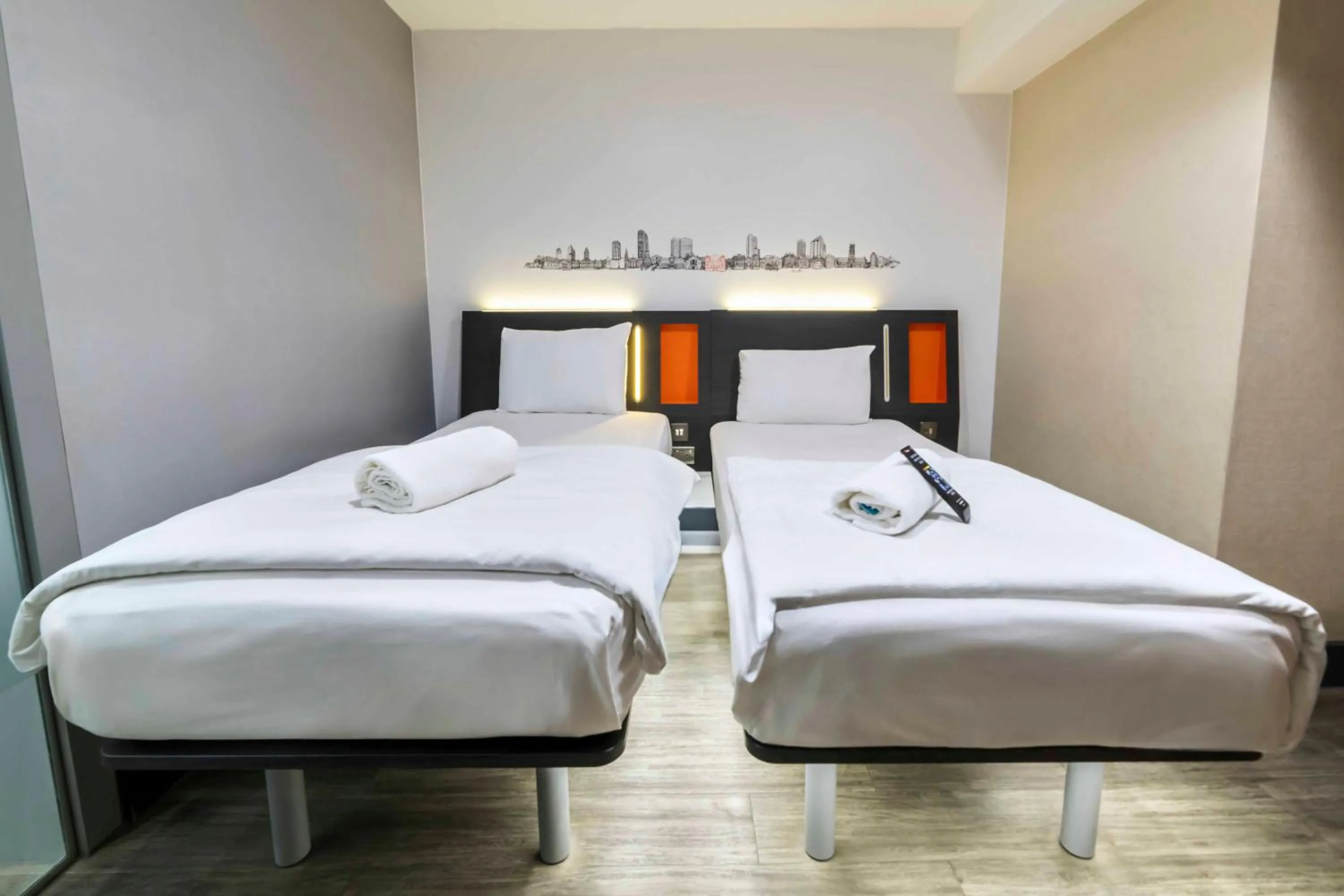 Bedroom, Bed in easyHotel Leeds