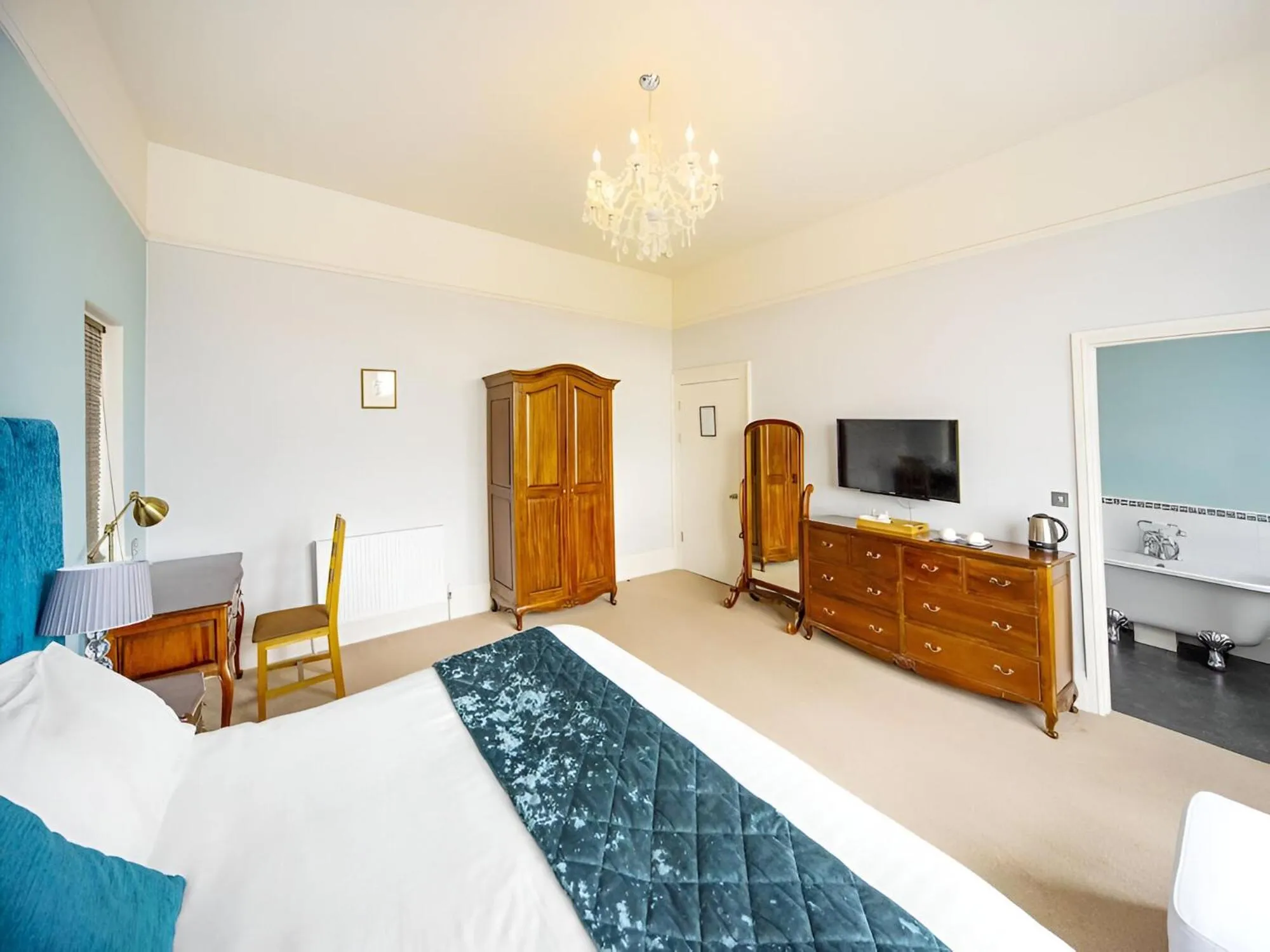 Bedroom, Bed in Crofton House Hotel