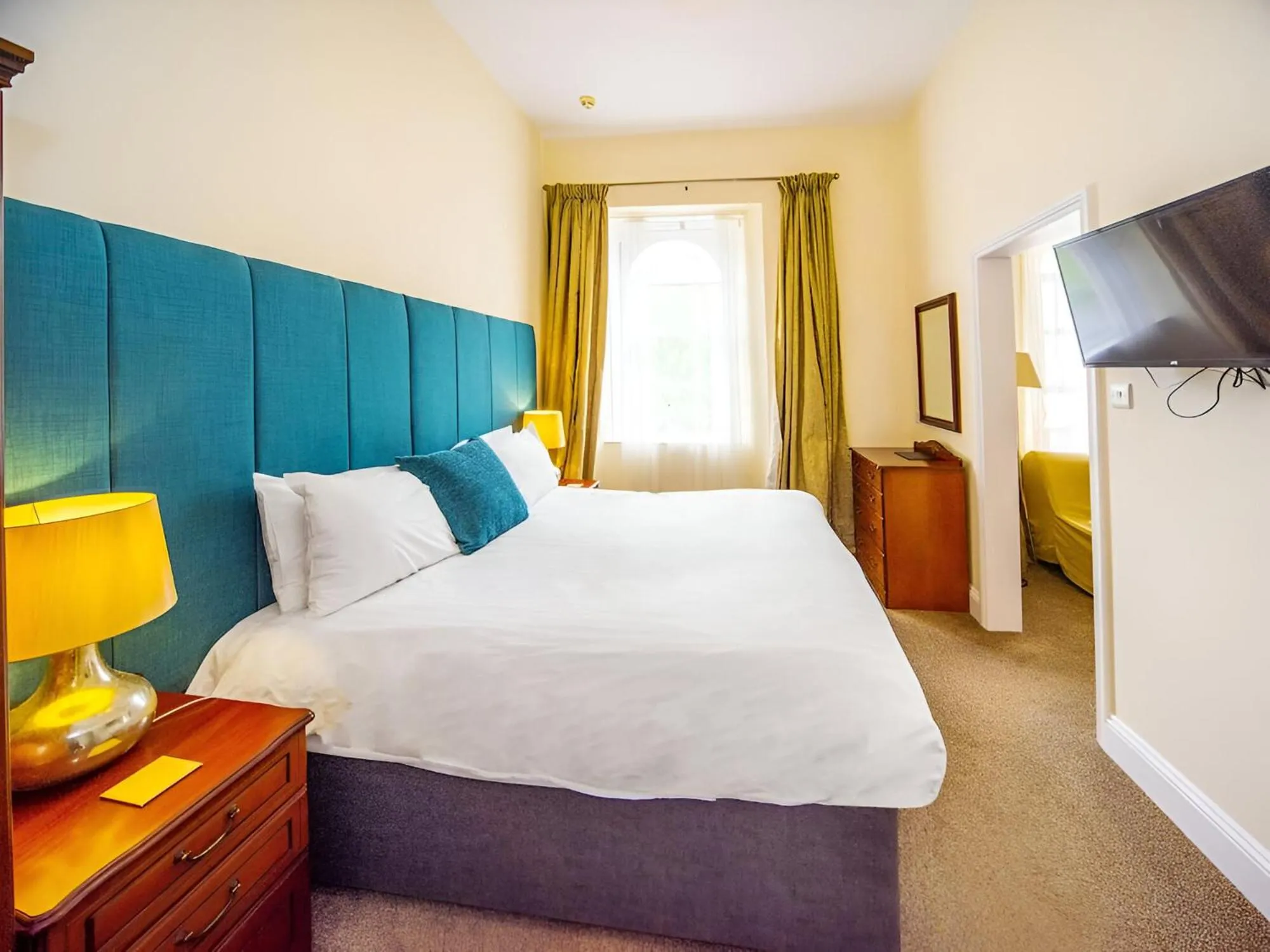 Bedroom, Bed in Crofton House Hotel