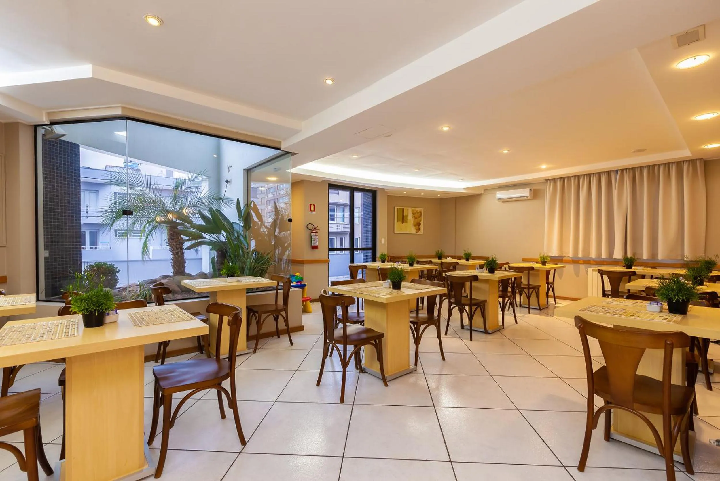 Restaurant/places to eat in Tri Hotel & Flat Caxias