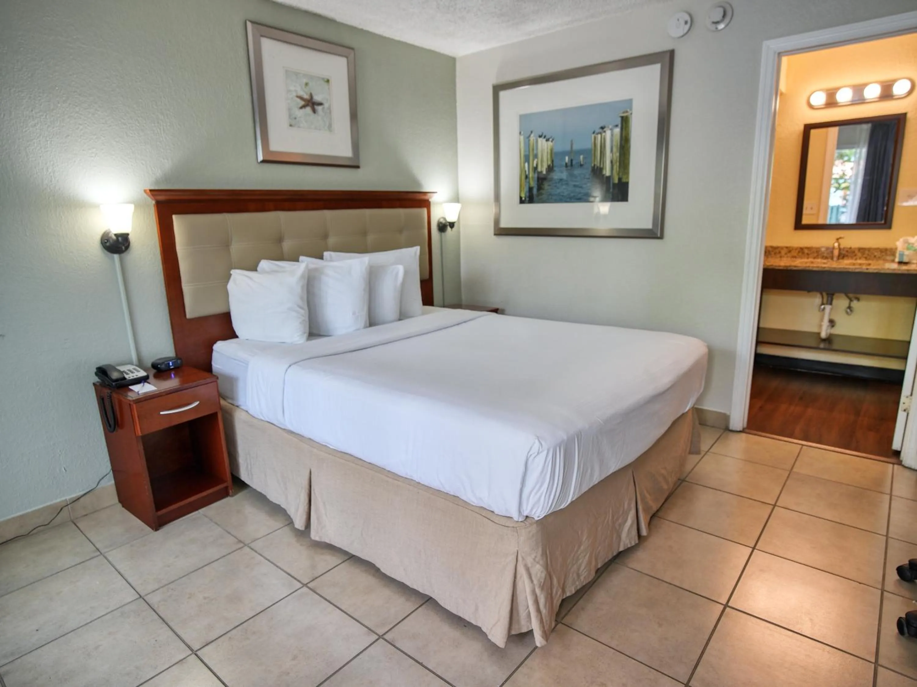 Bedroom, Bed in Clearwater Beach Hotel