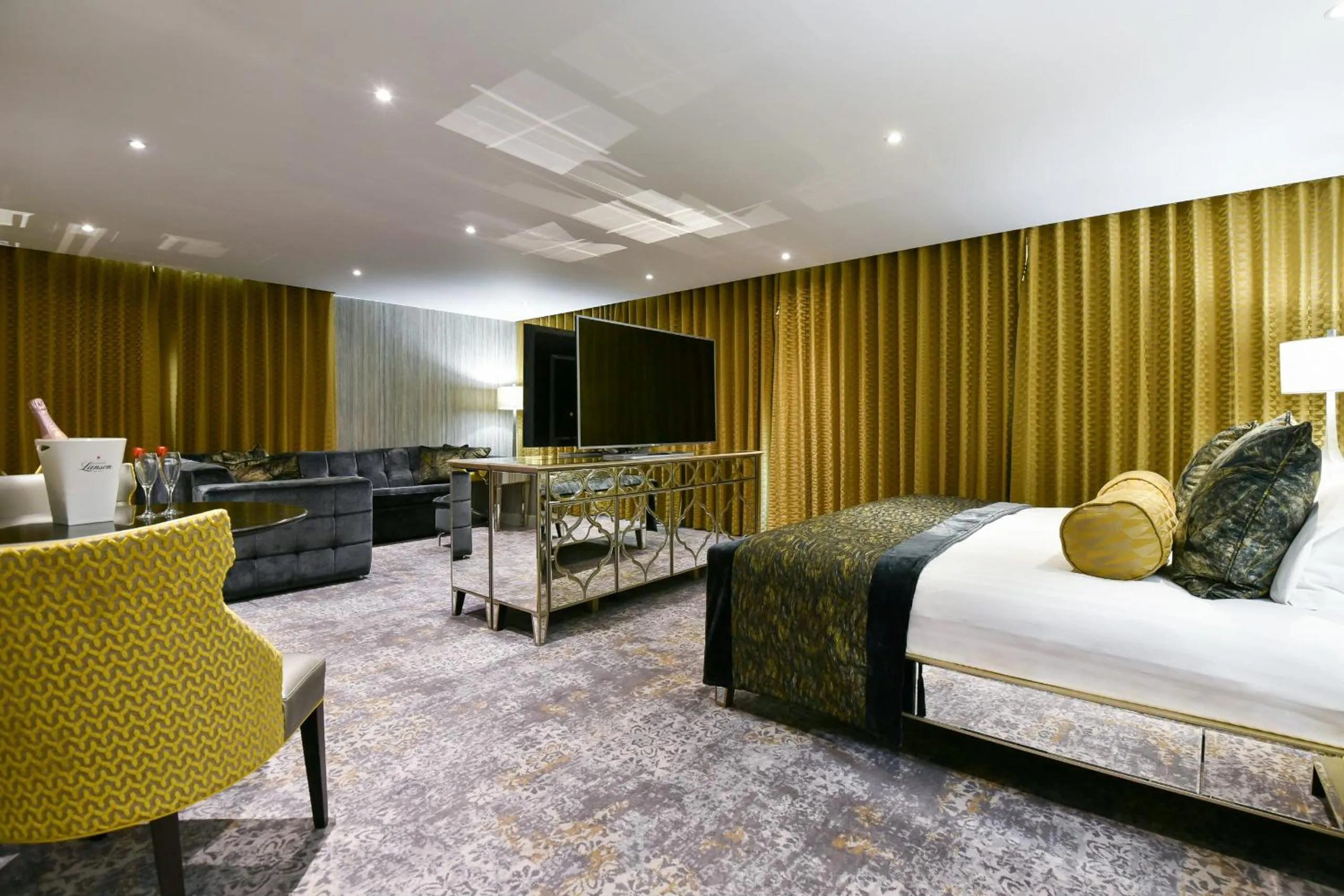 TV and multimedia, Bed in Hetland Hall Hotel