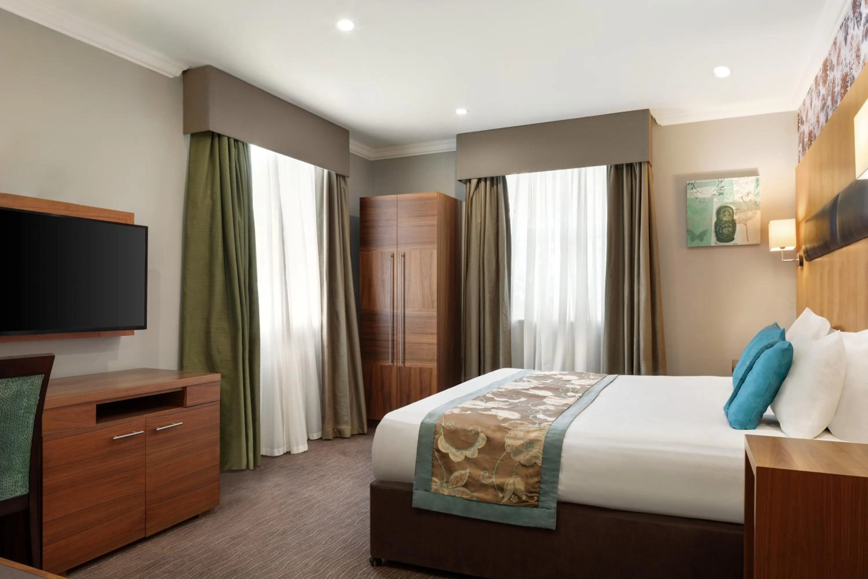 Bedroom, Bed in Ramada by Wyndham Cheltenham