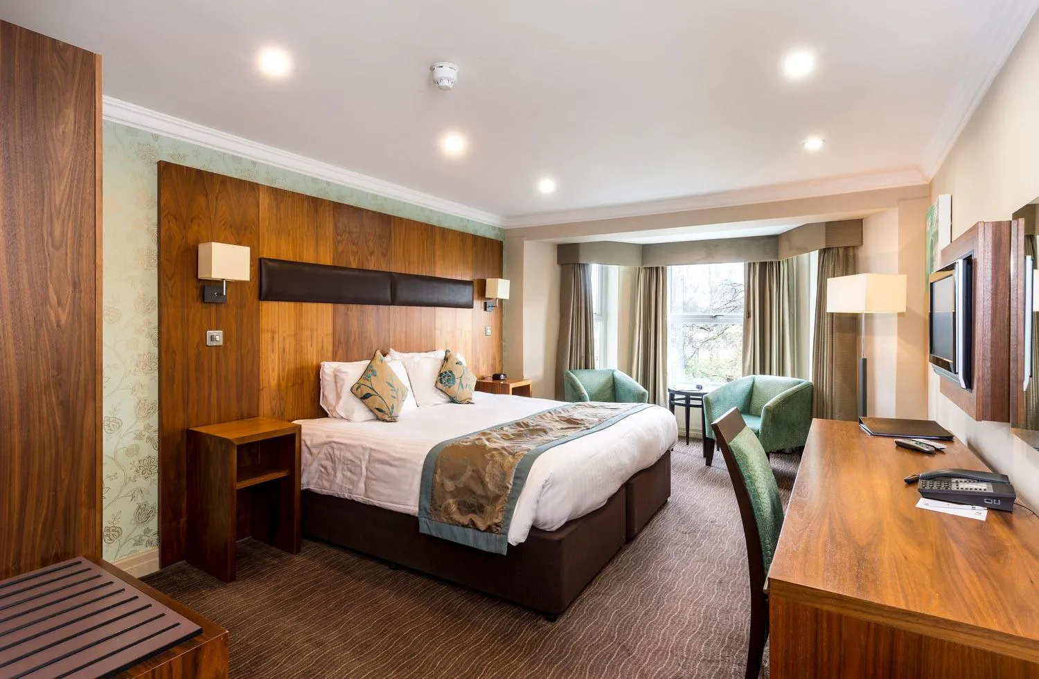 Photo of the whole room, Bed in Ramada by Wyndham Cheltenham