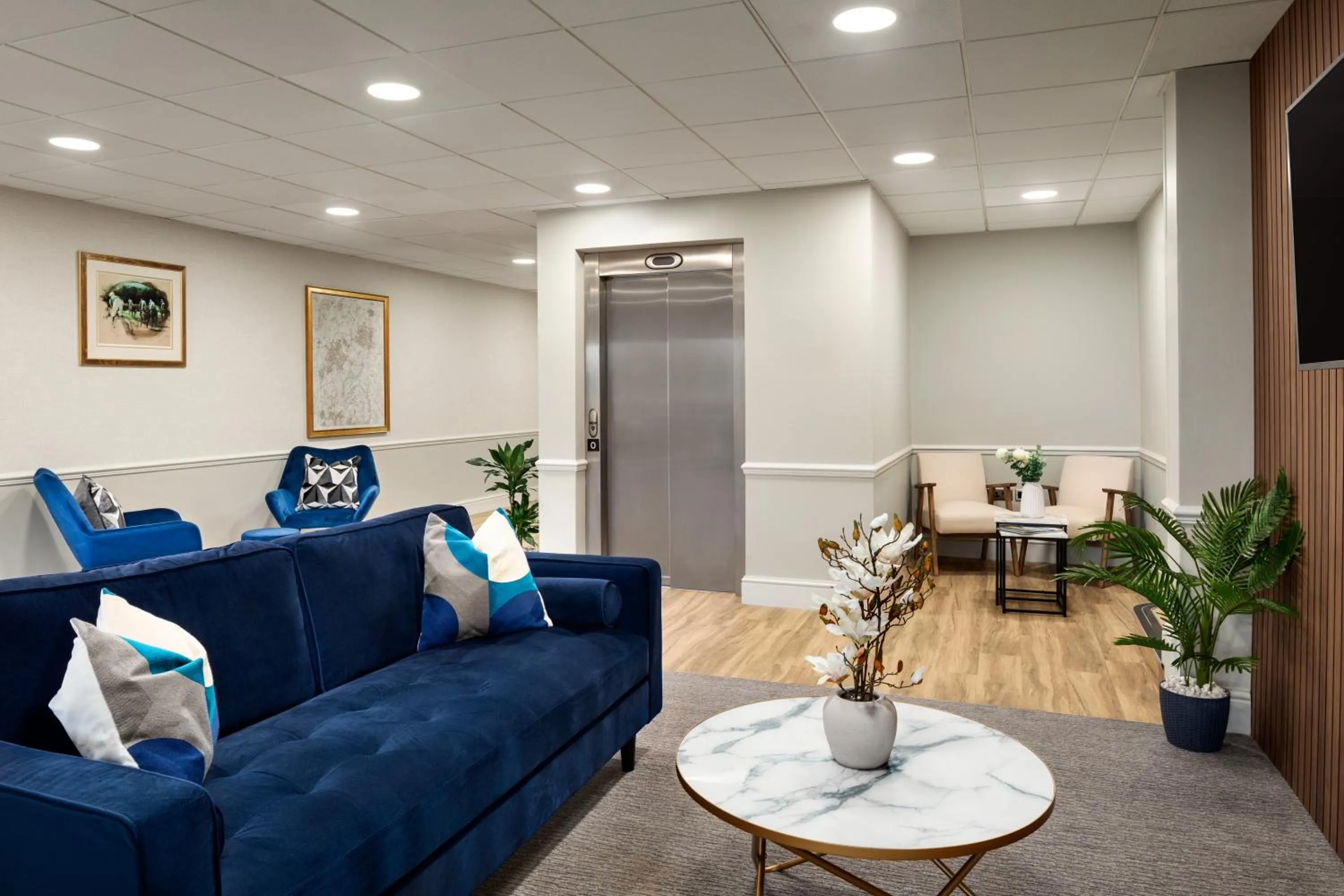 Lobby or reception in Ramada by Wyndham Cheltenham