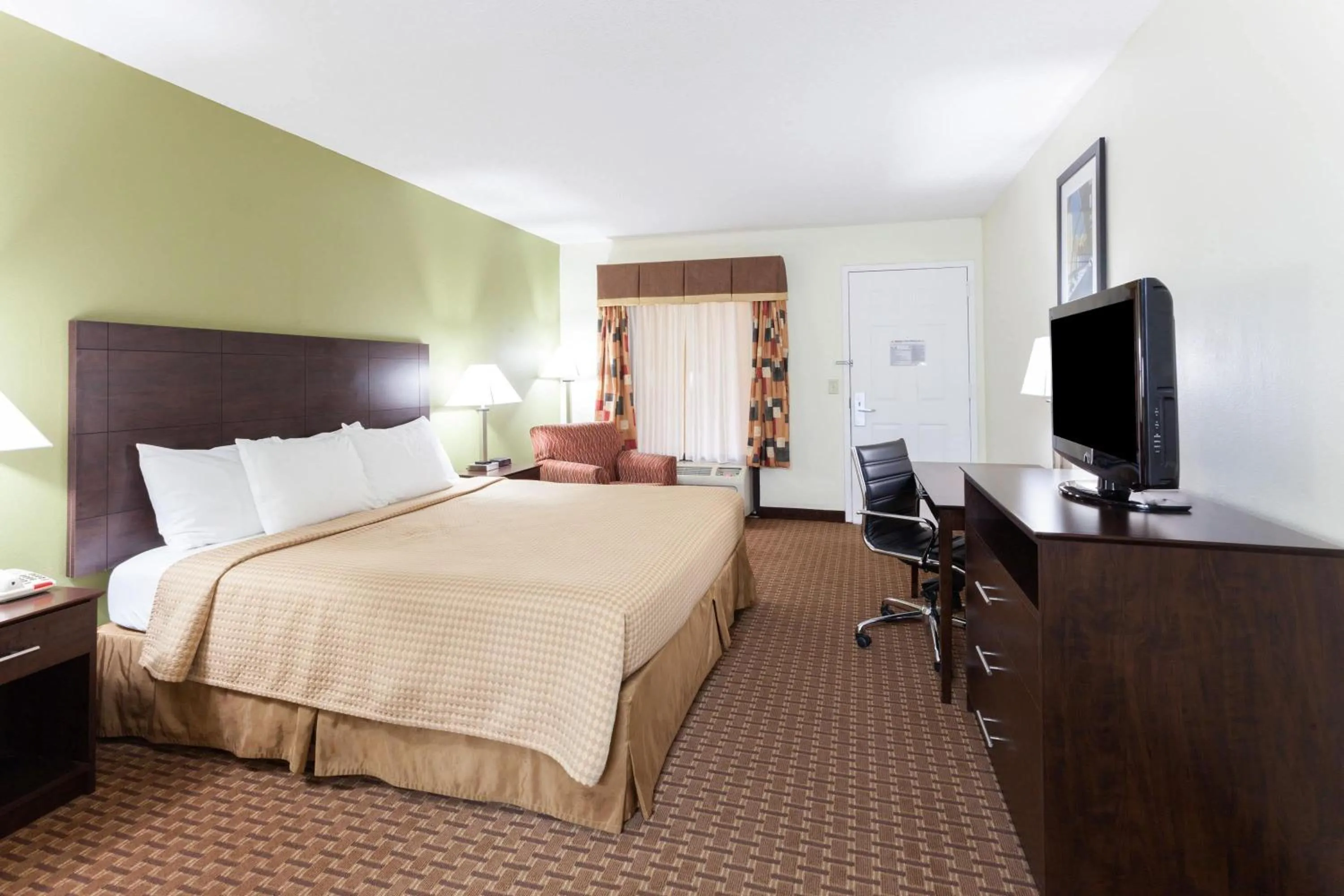 Photo of the whole room, Bed in Super 8 by Wyndham Decatur/Dntn/Atlanta Area