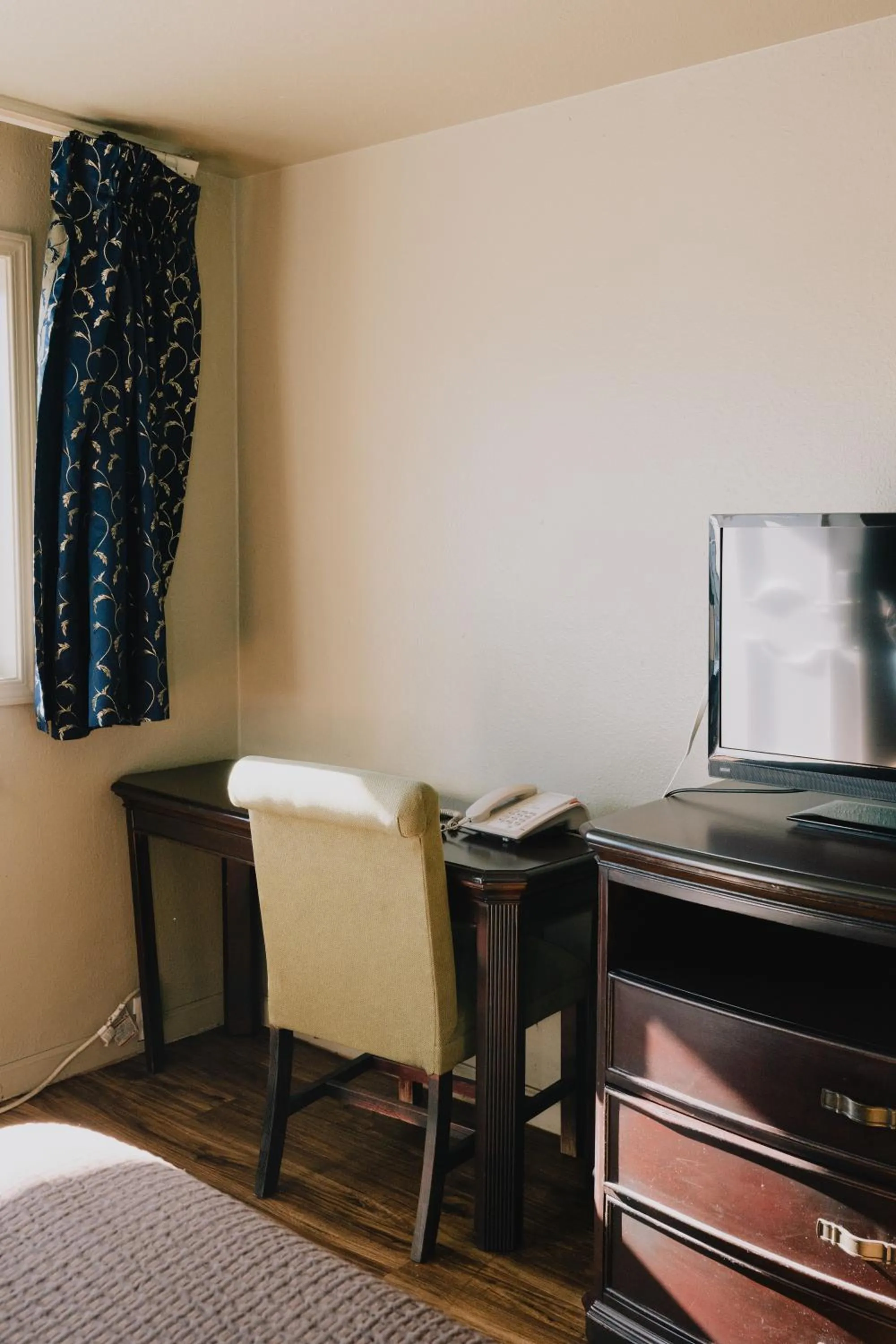 Bedroom, Bed in La Hacienda Motel