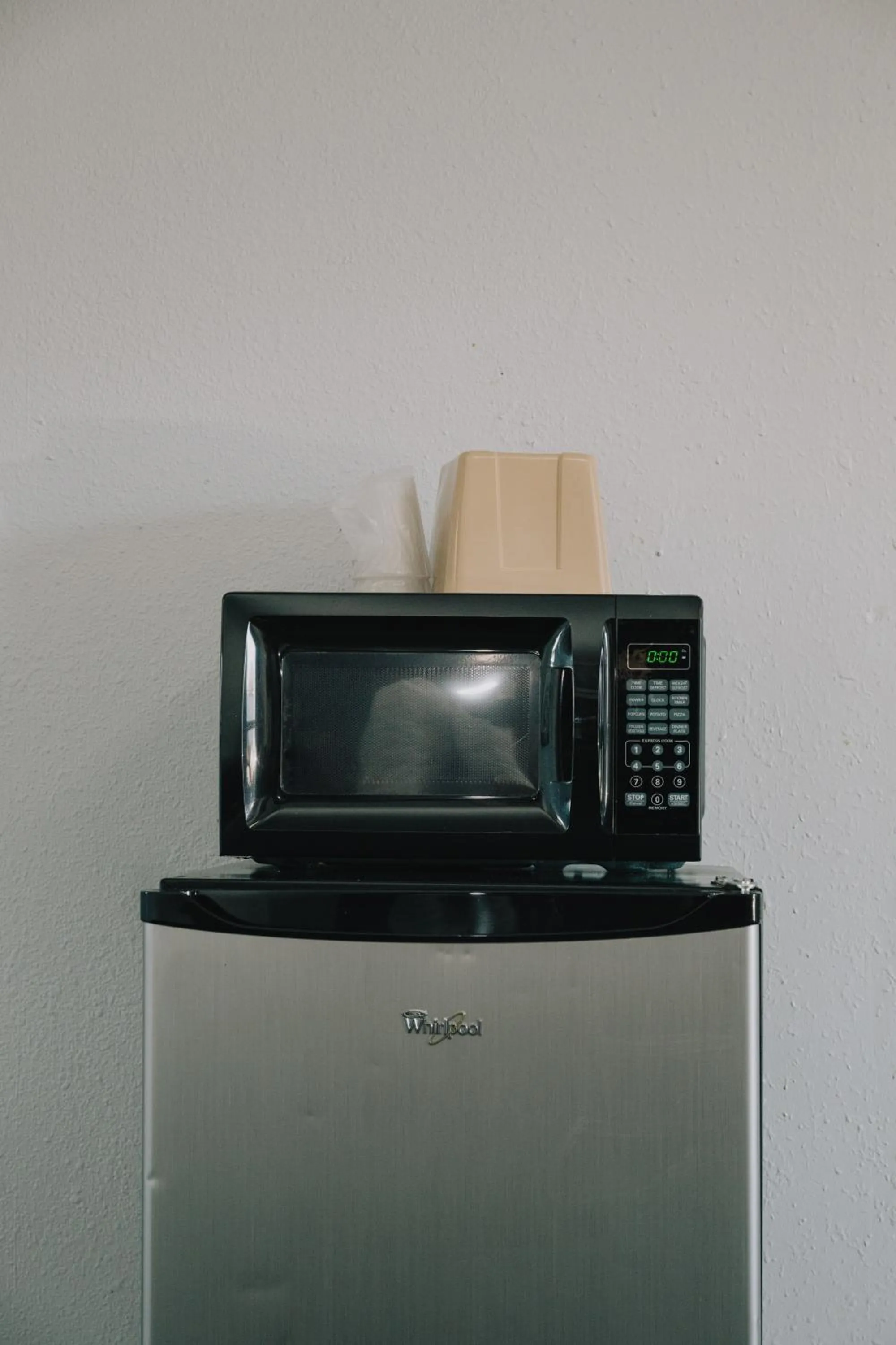 microwave in La Hacienda Motel