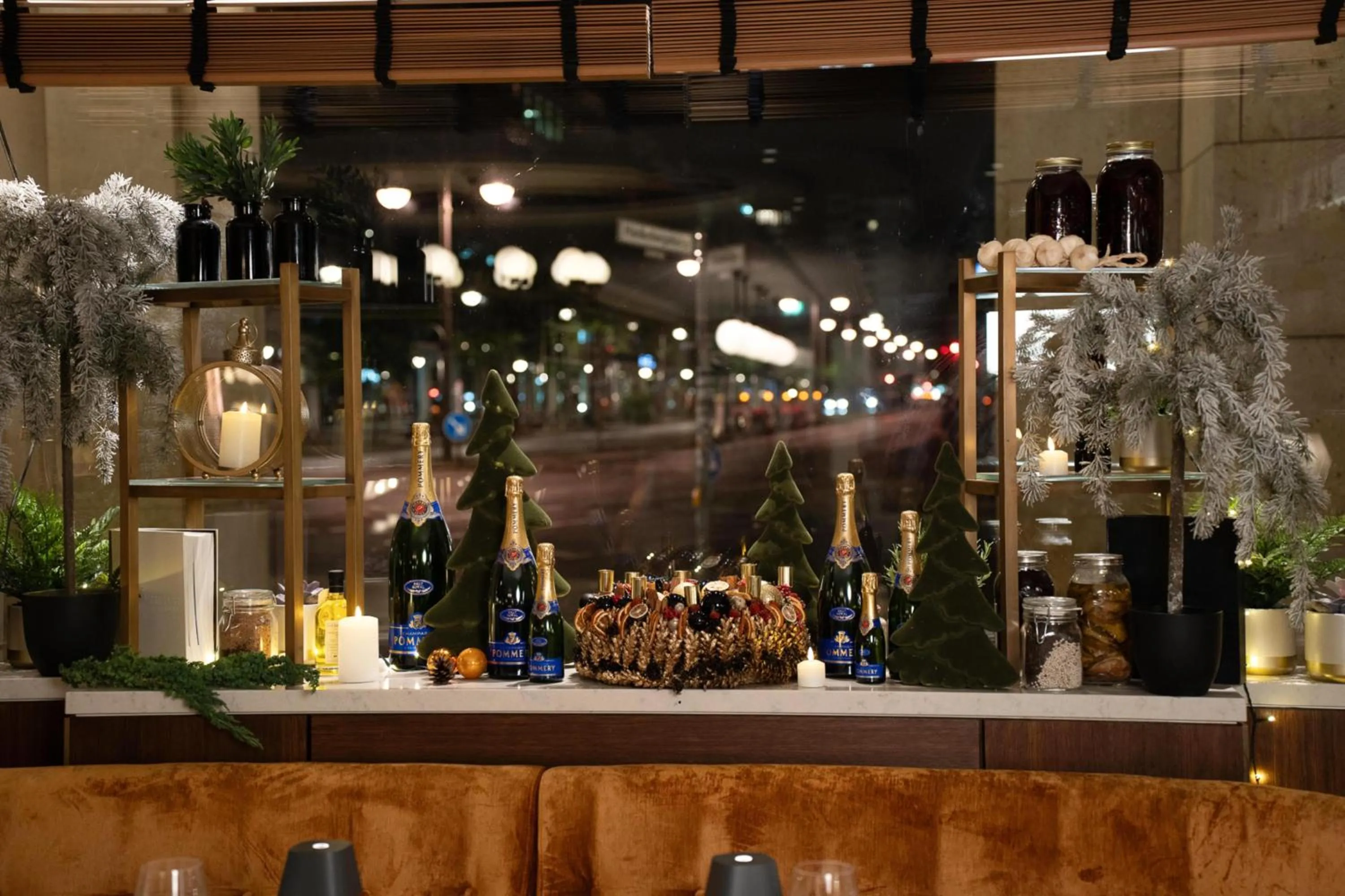 Lounge or bar in Waldorf Astoria Berlin