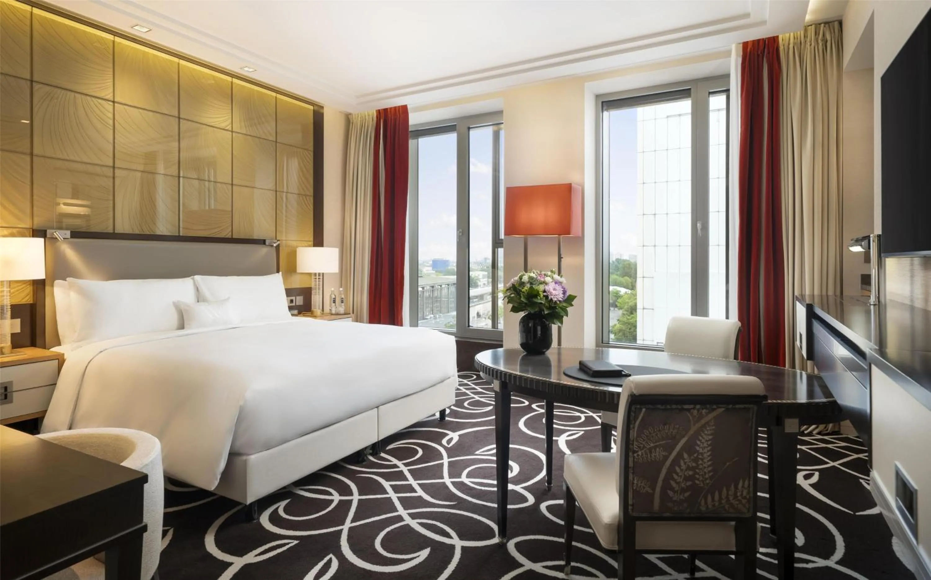 View (from property/room), Bed in Waldorf Astoria Berlin