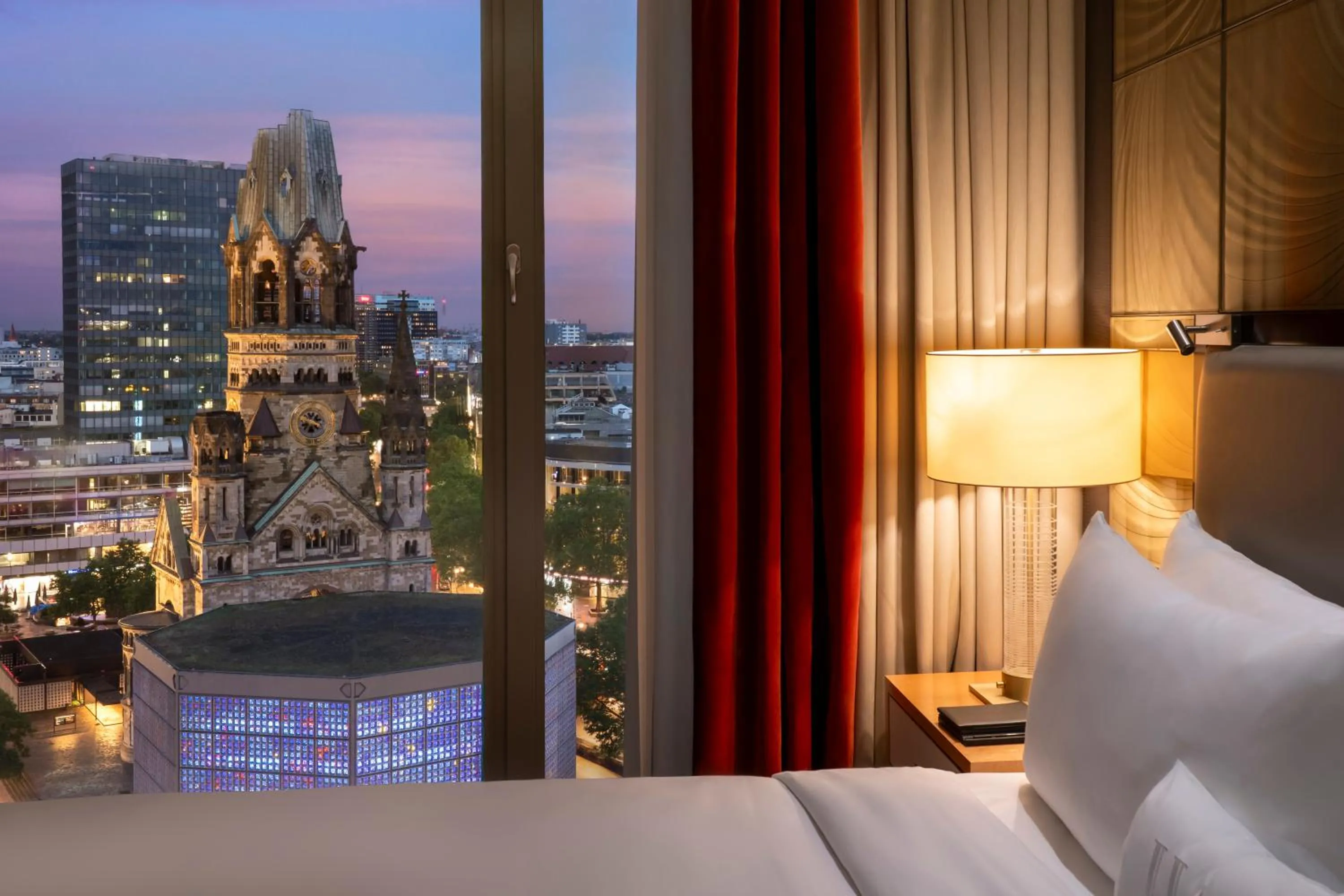 View (from property/room), Bed in Waldorf Astoria Berlin