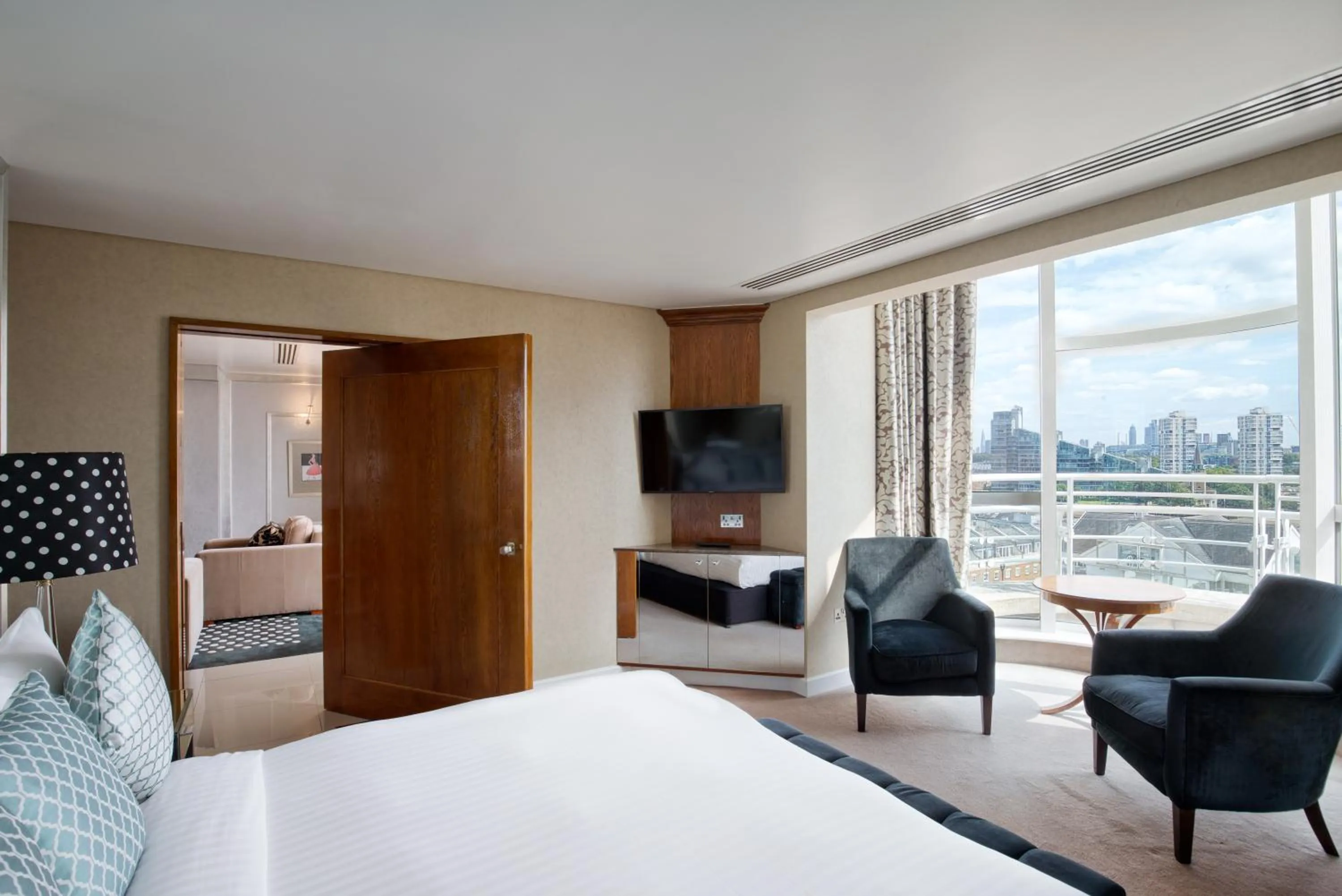 View (from property/room), Bed in The Chelsea Harbour Hotel and Spa