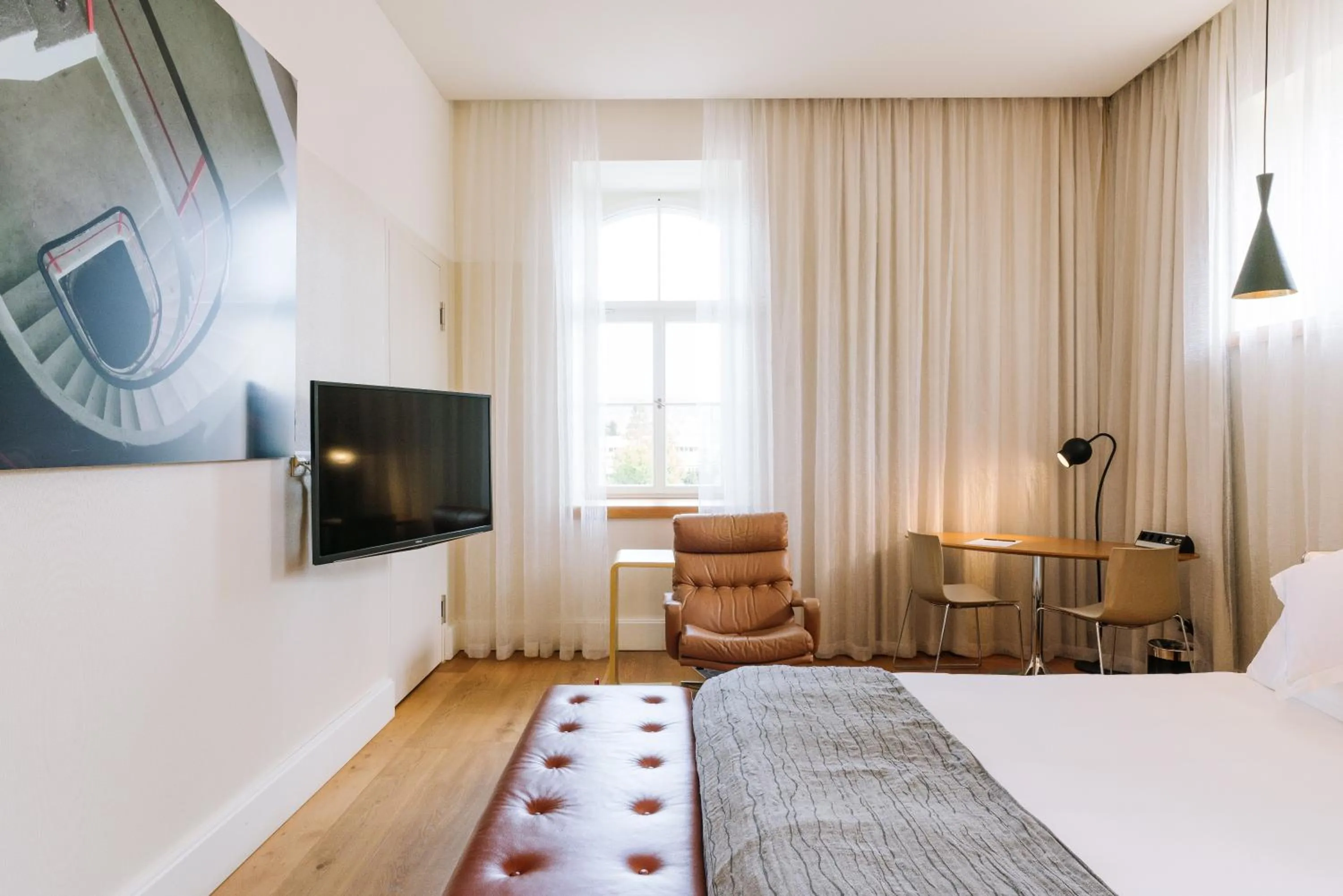 Photo of the whole room, Bed in B2 Hotel Zürich