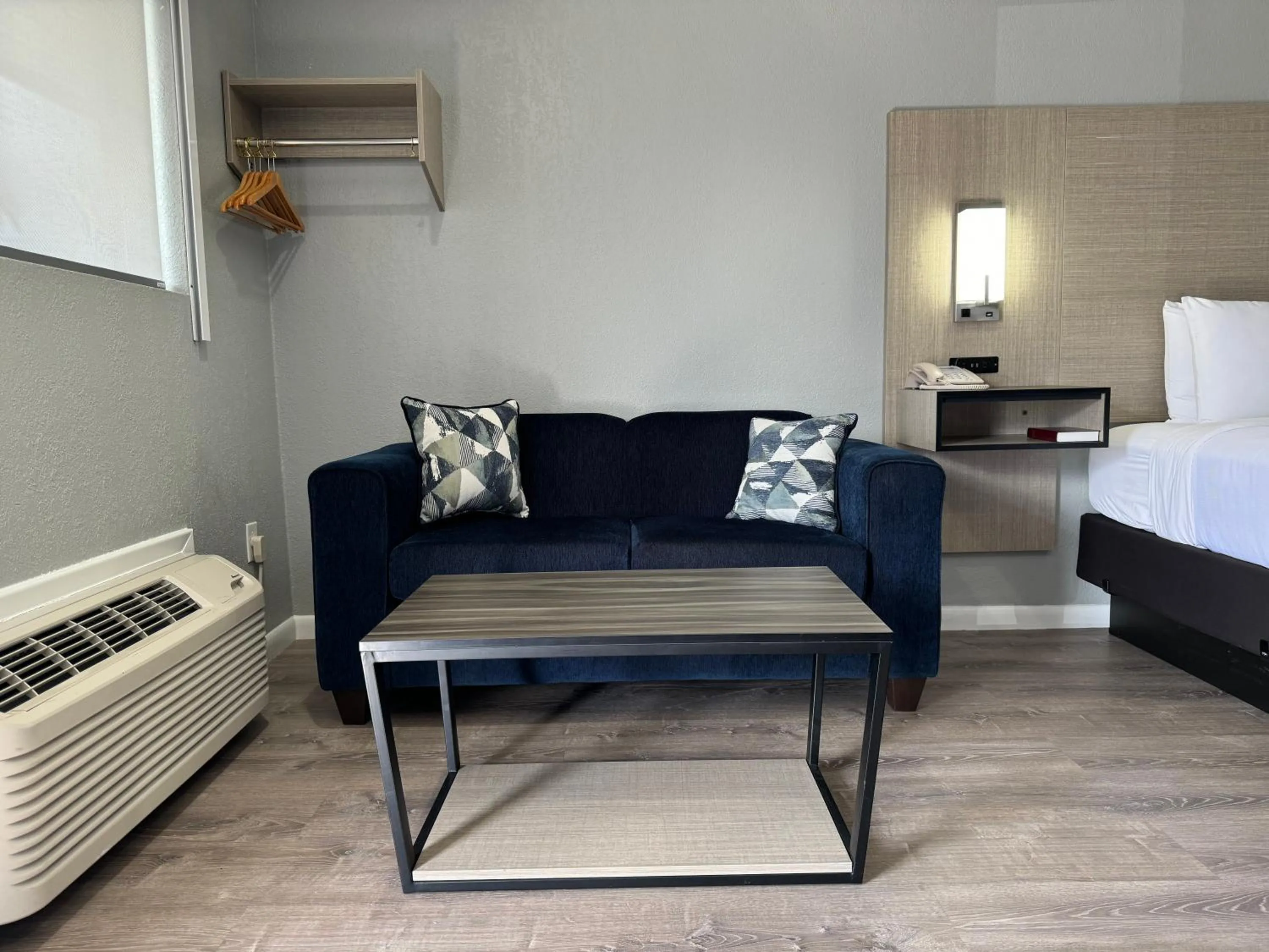 Seating area, Bed in Copper Manor Motel