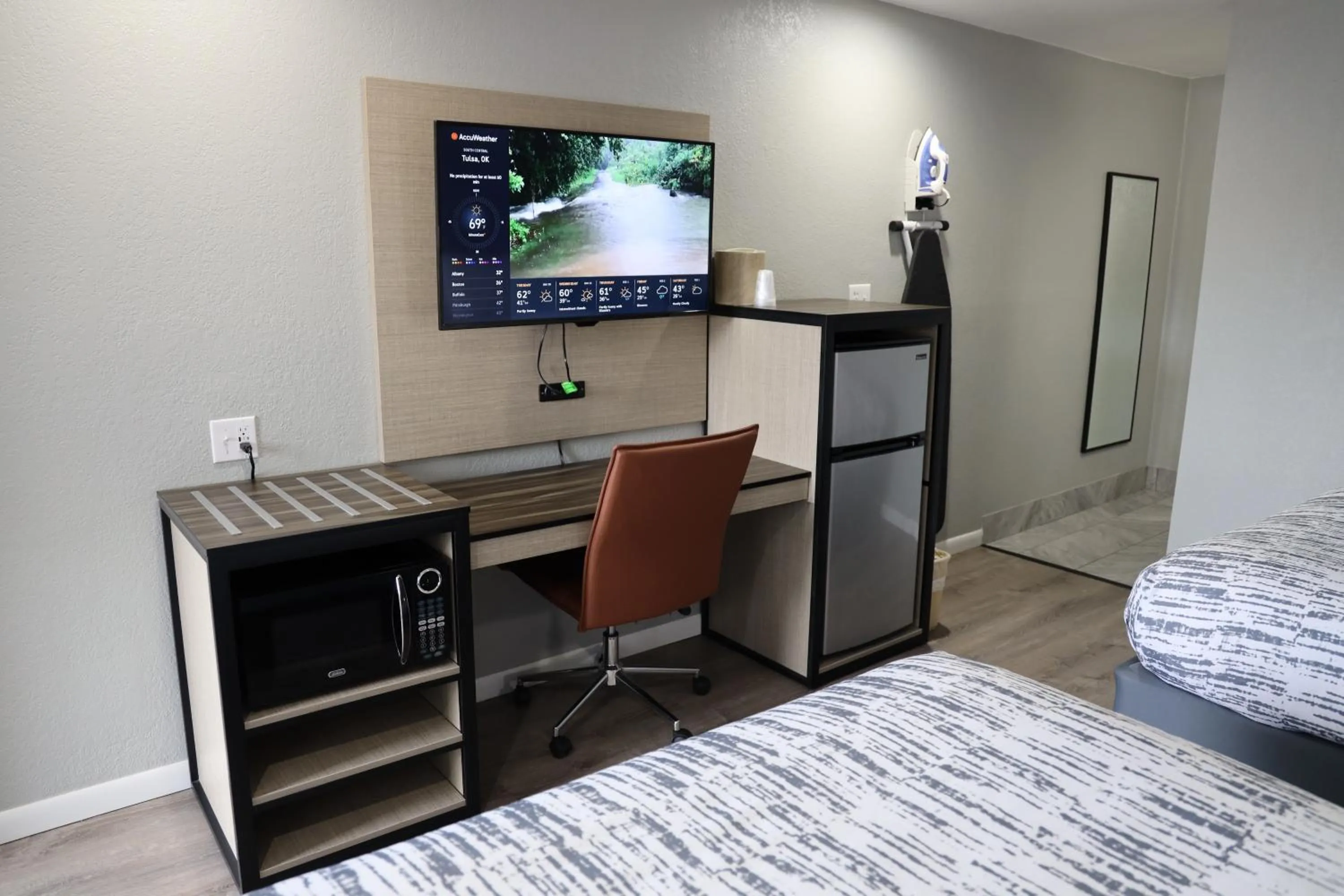 TV and multimedia, Bed in Copper Manor Motel