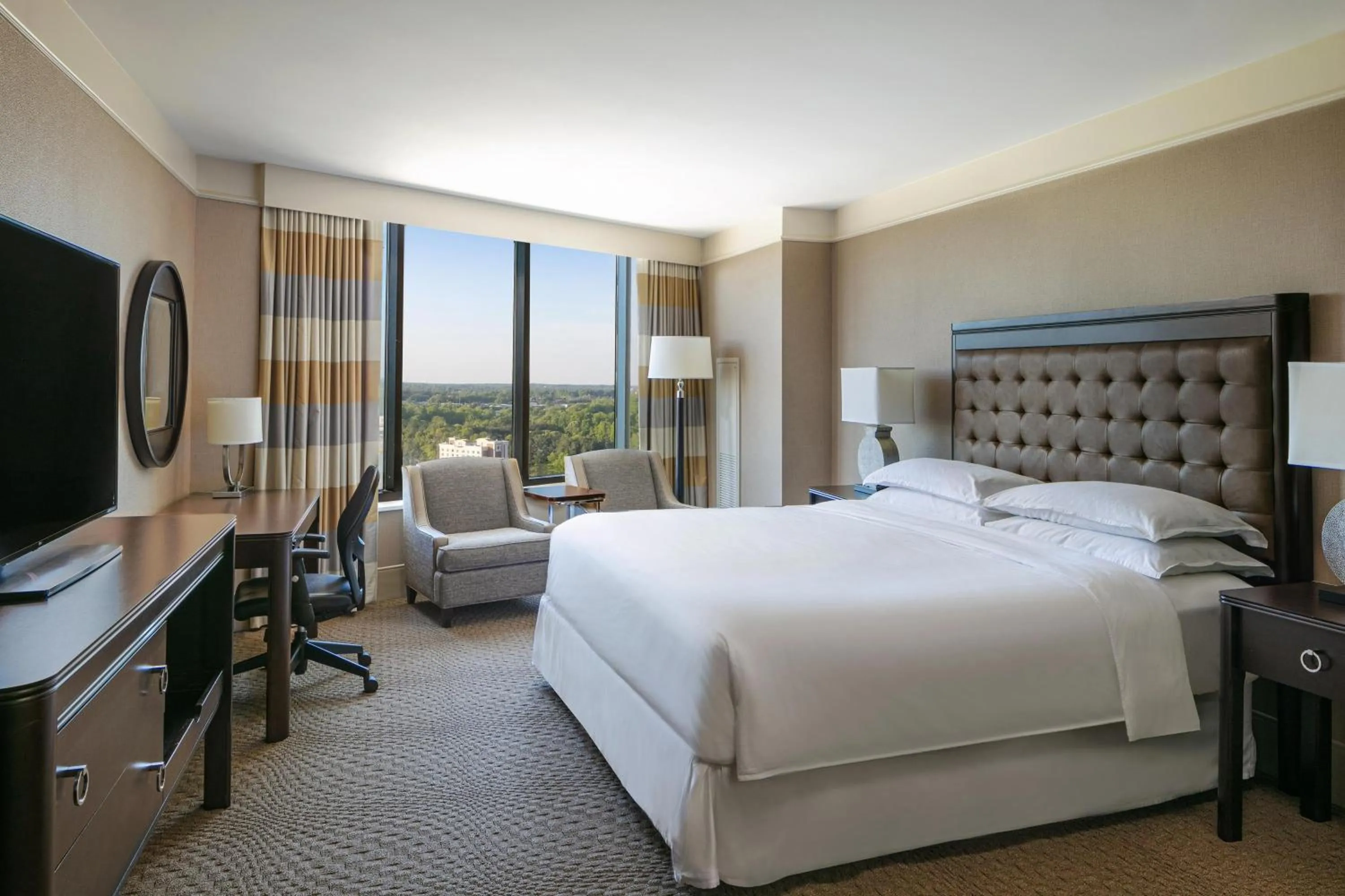 Photo of the whole room, Bed in Sheraton Greensboro