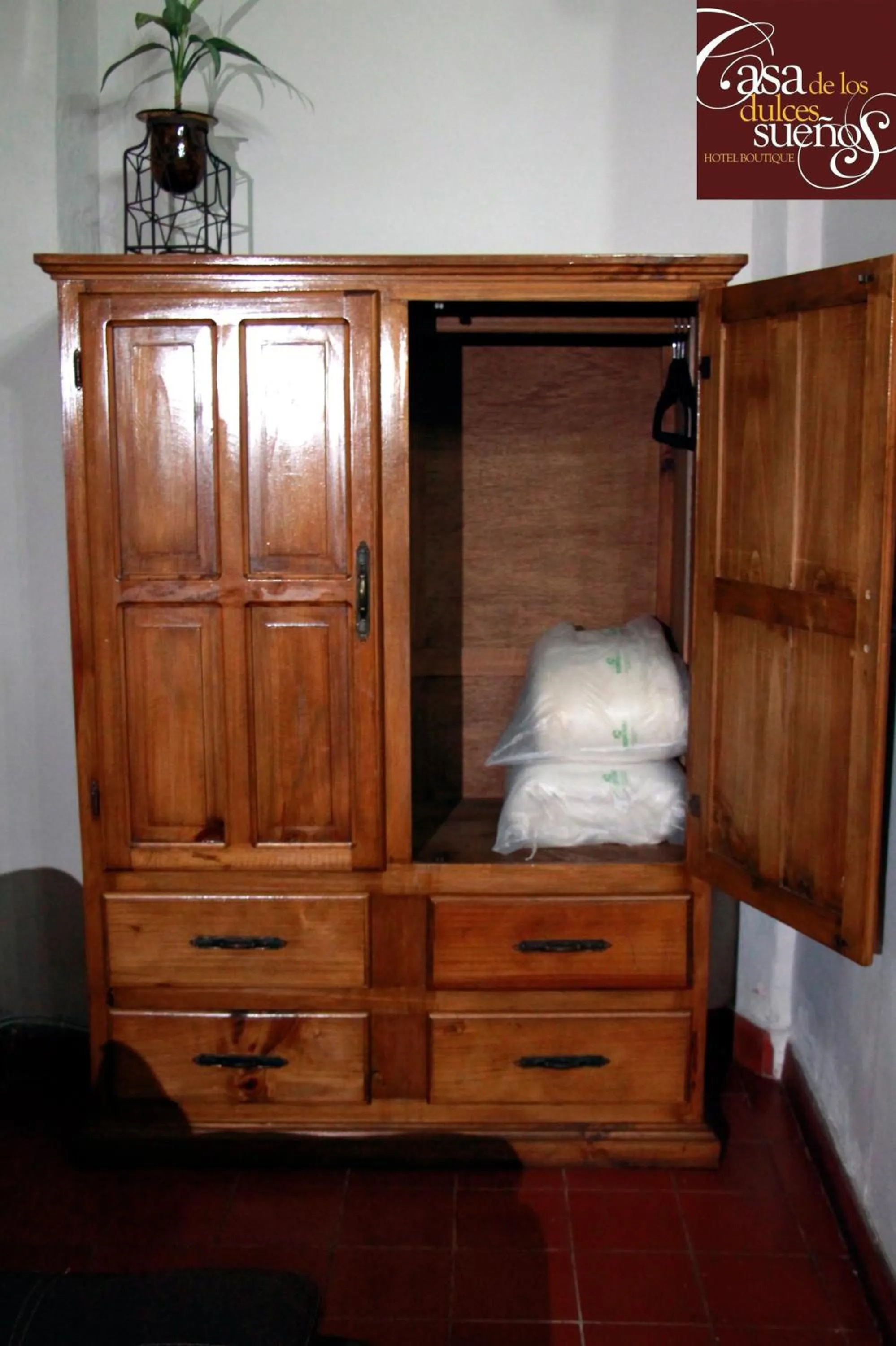 wardrobe, Bed in Casa de los Dulces Sueños