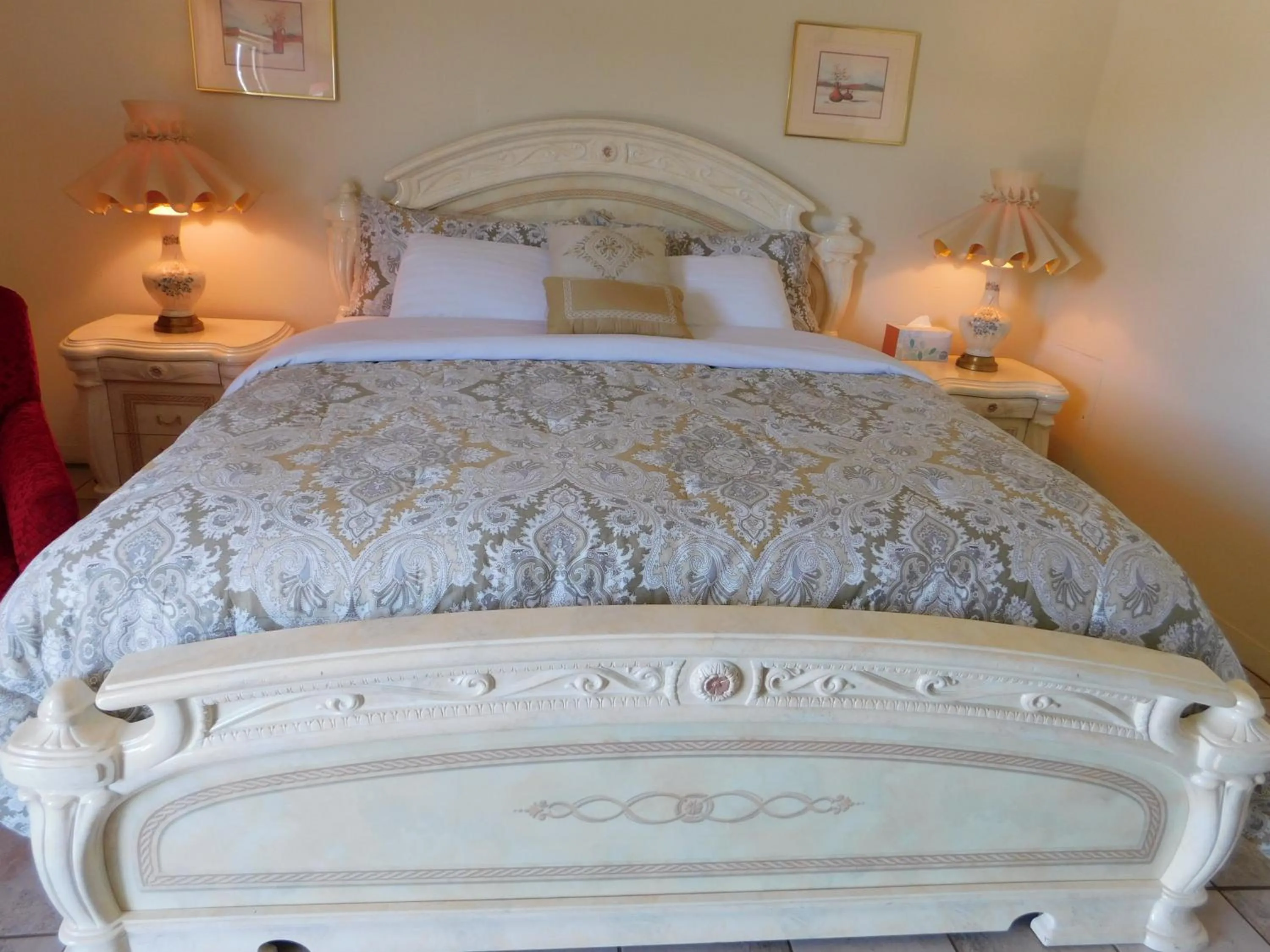 Bed in Drifter Motel