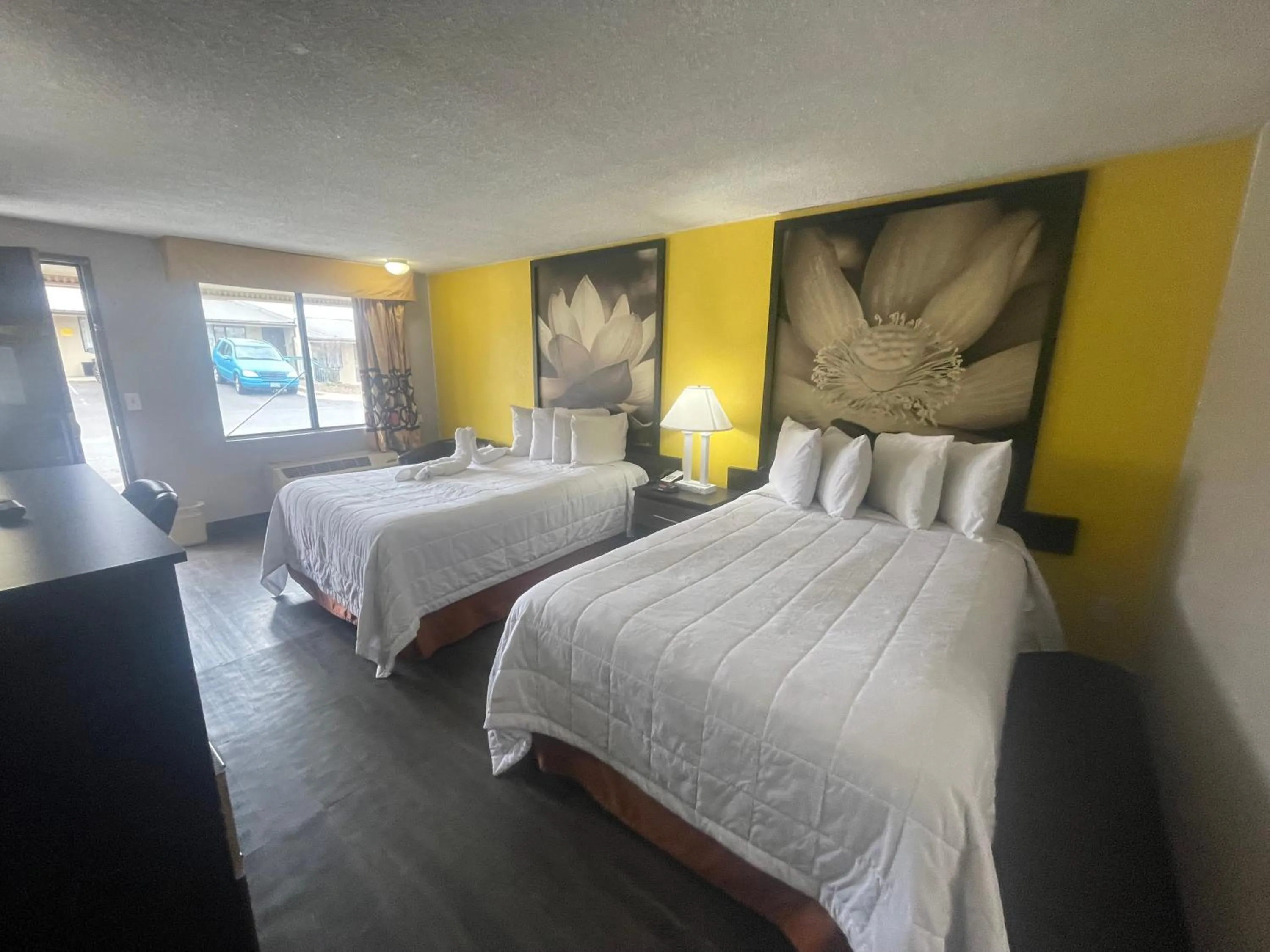 Bedroom, Bed in Super 8 by Wyndham Monroe