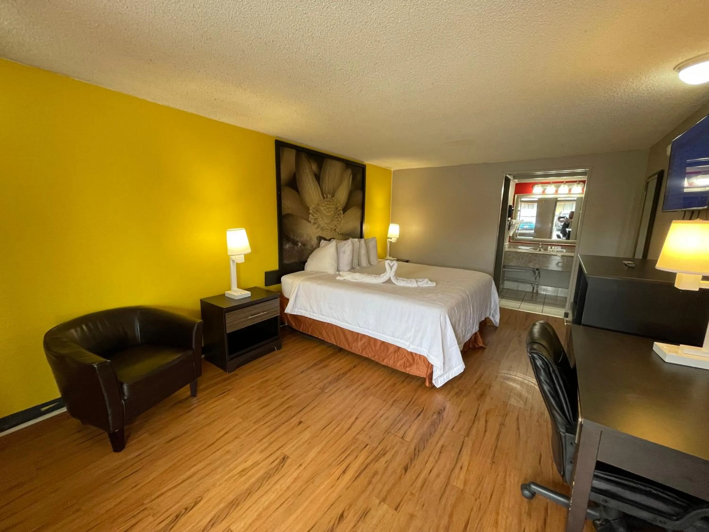 Photo of the whole room, Bed in Super 8 by Wyndham Monroe