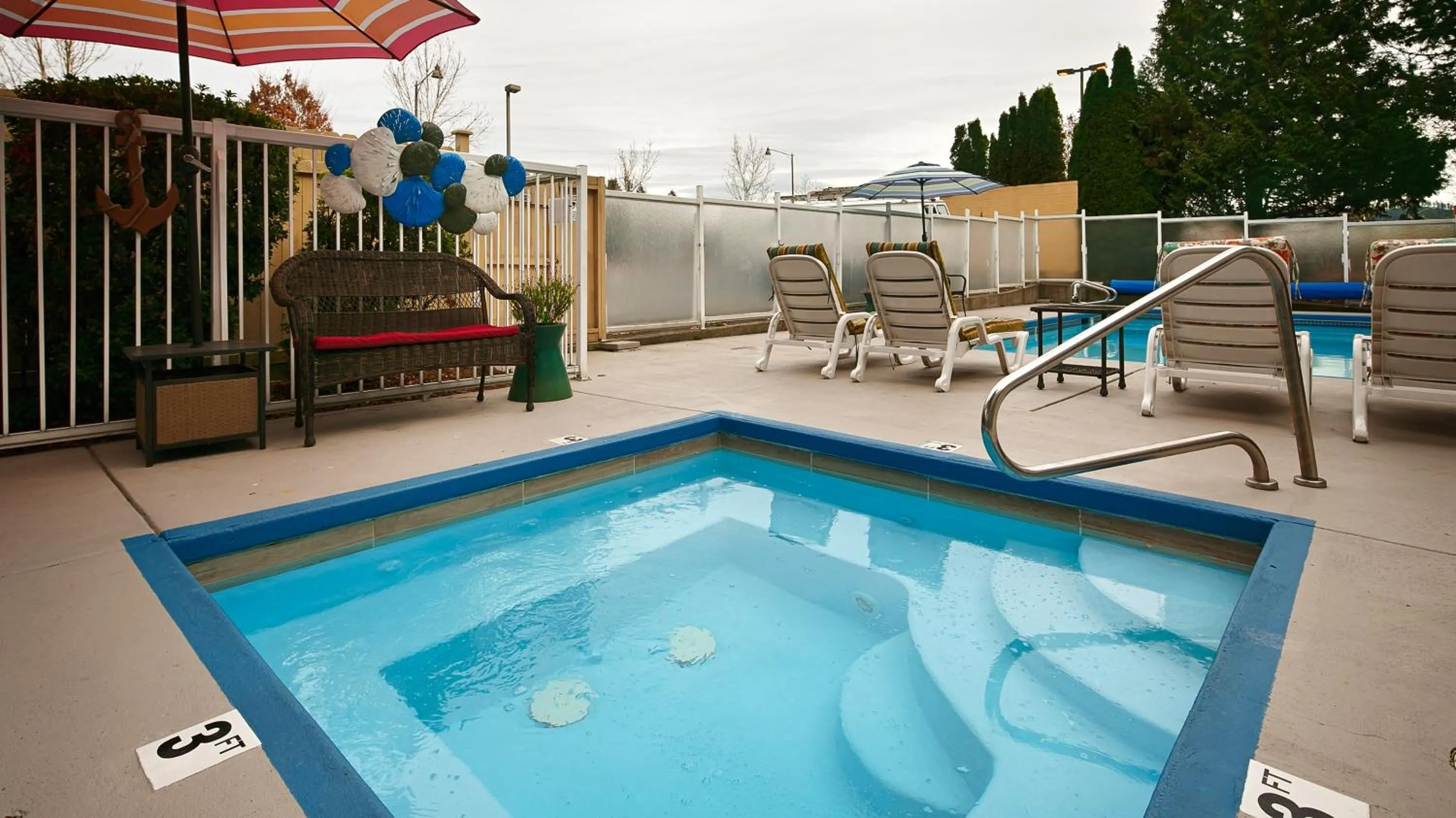 Swimming pool in Best Western Sky Valley Inn