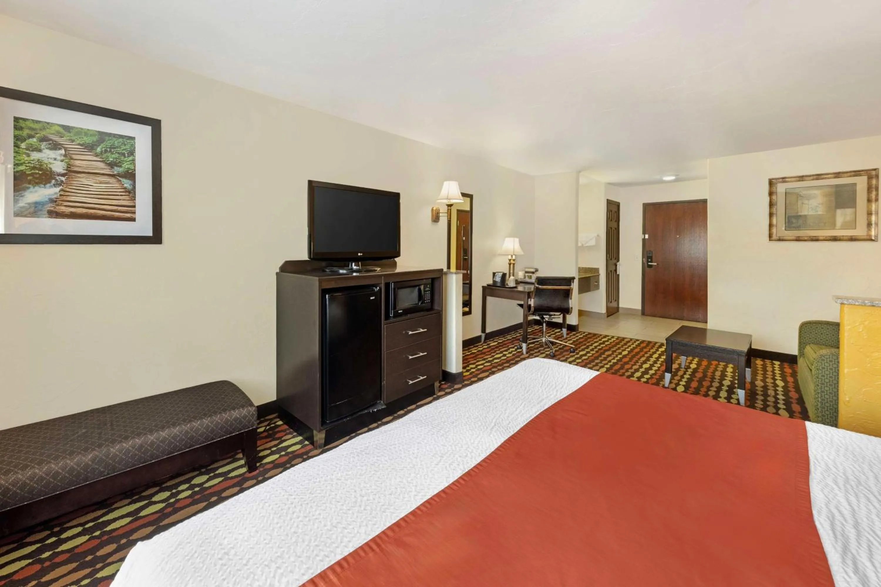 Photo of the whole room, Bed in Best Western Greentree Inn & Suites