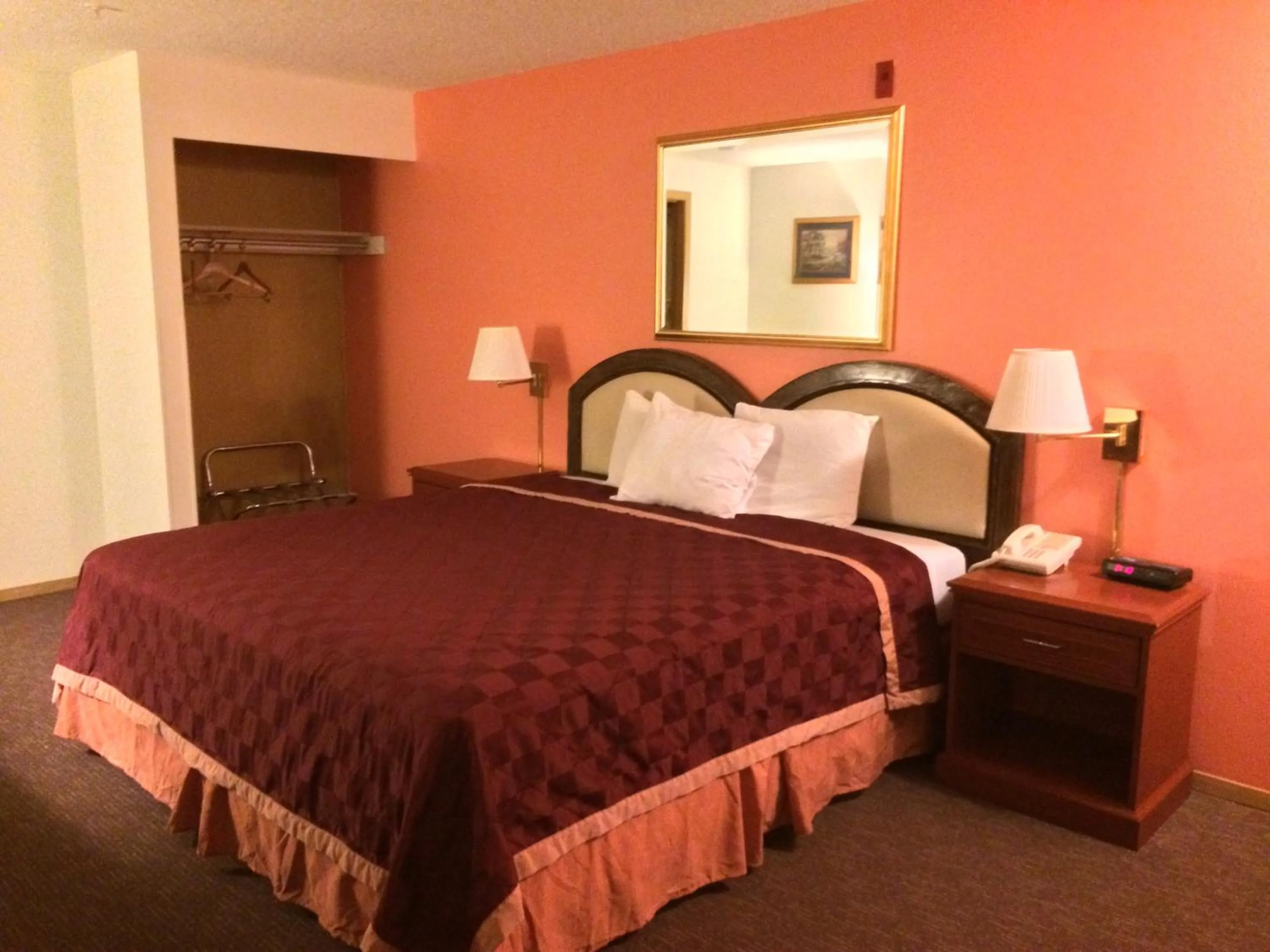Photo of the whole room, Bed in King Oscar Motel Centralia