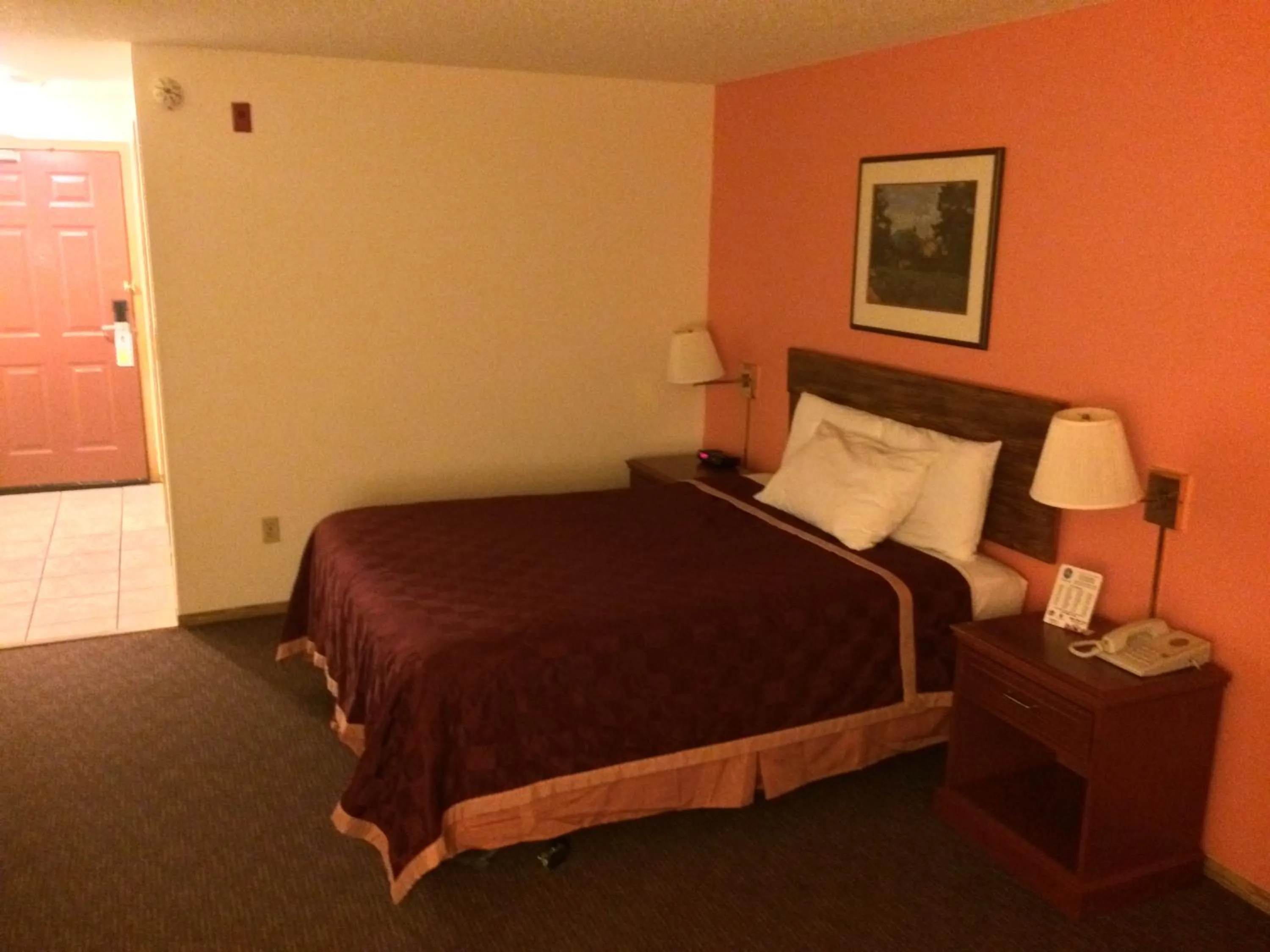 Photo of the whole room, Bed in King Oscar Motel Centralia