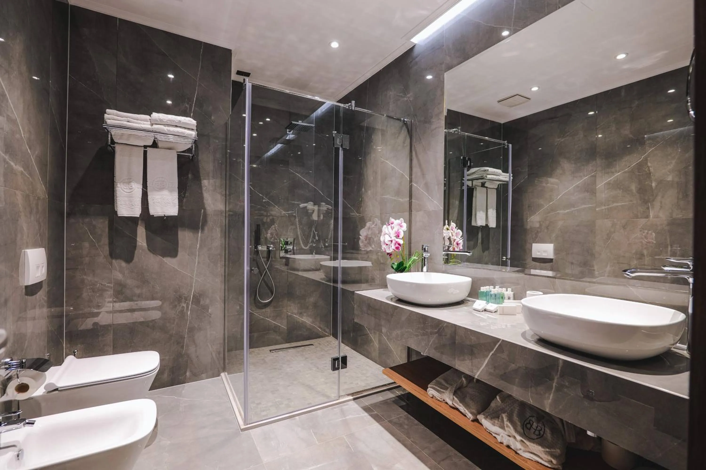 Shower in Hotel Saranda Butrinti Affiliated by Meliá