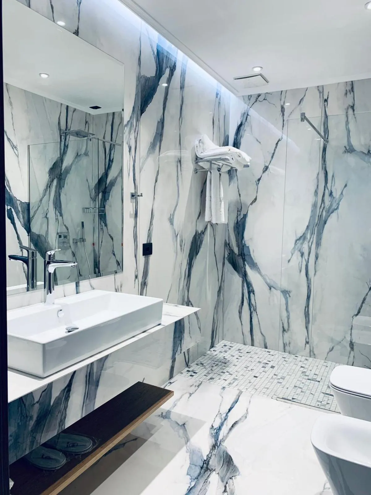 Shower in Hotel Saranda Butrinti, Affiliated by Melia