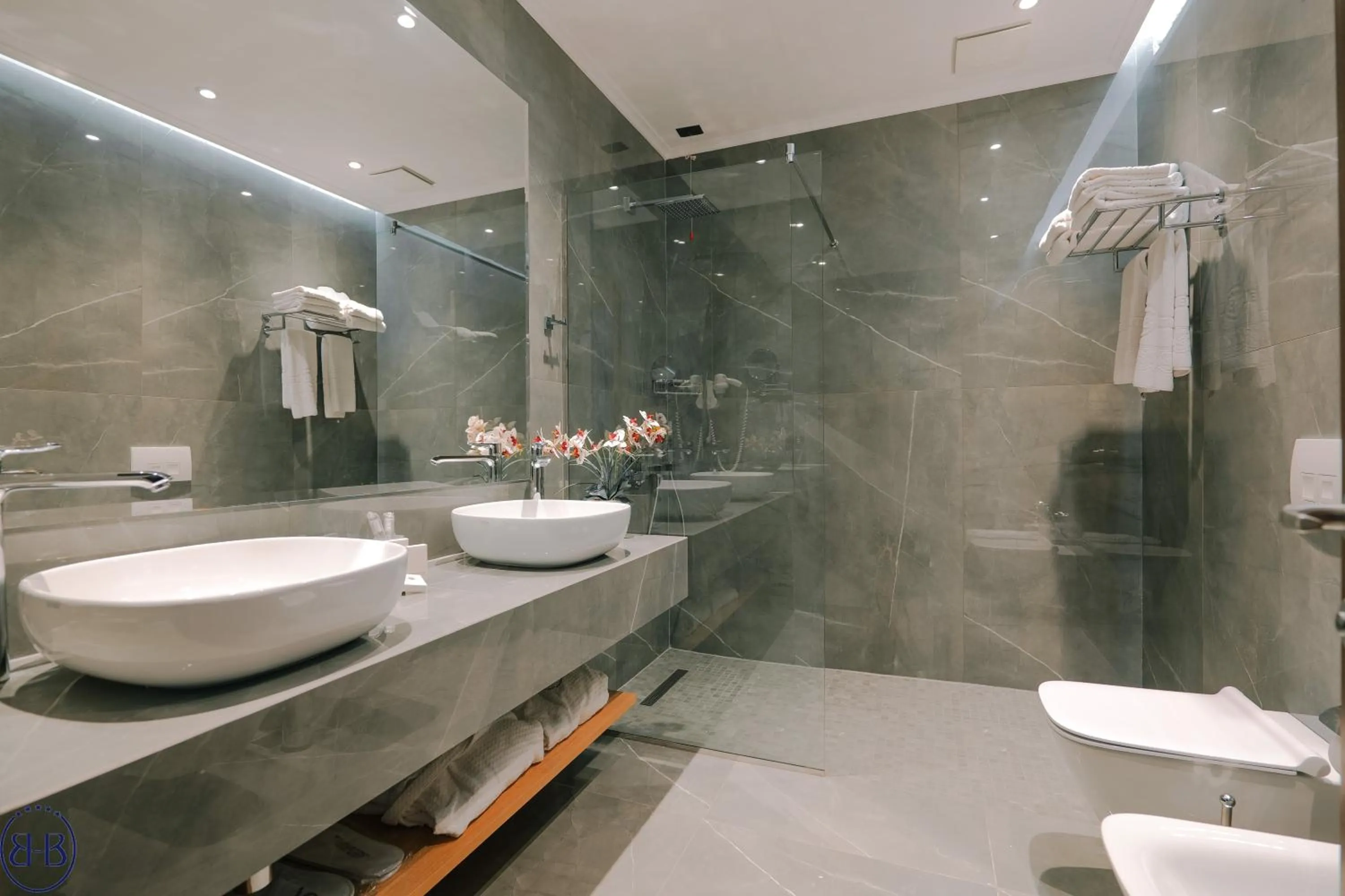Shower in Hotel Saranda Butrinti, Affiliated by Melia
