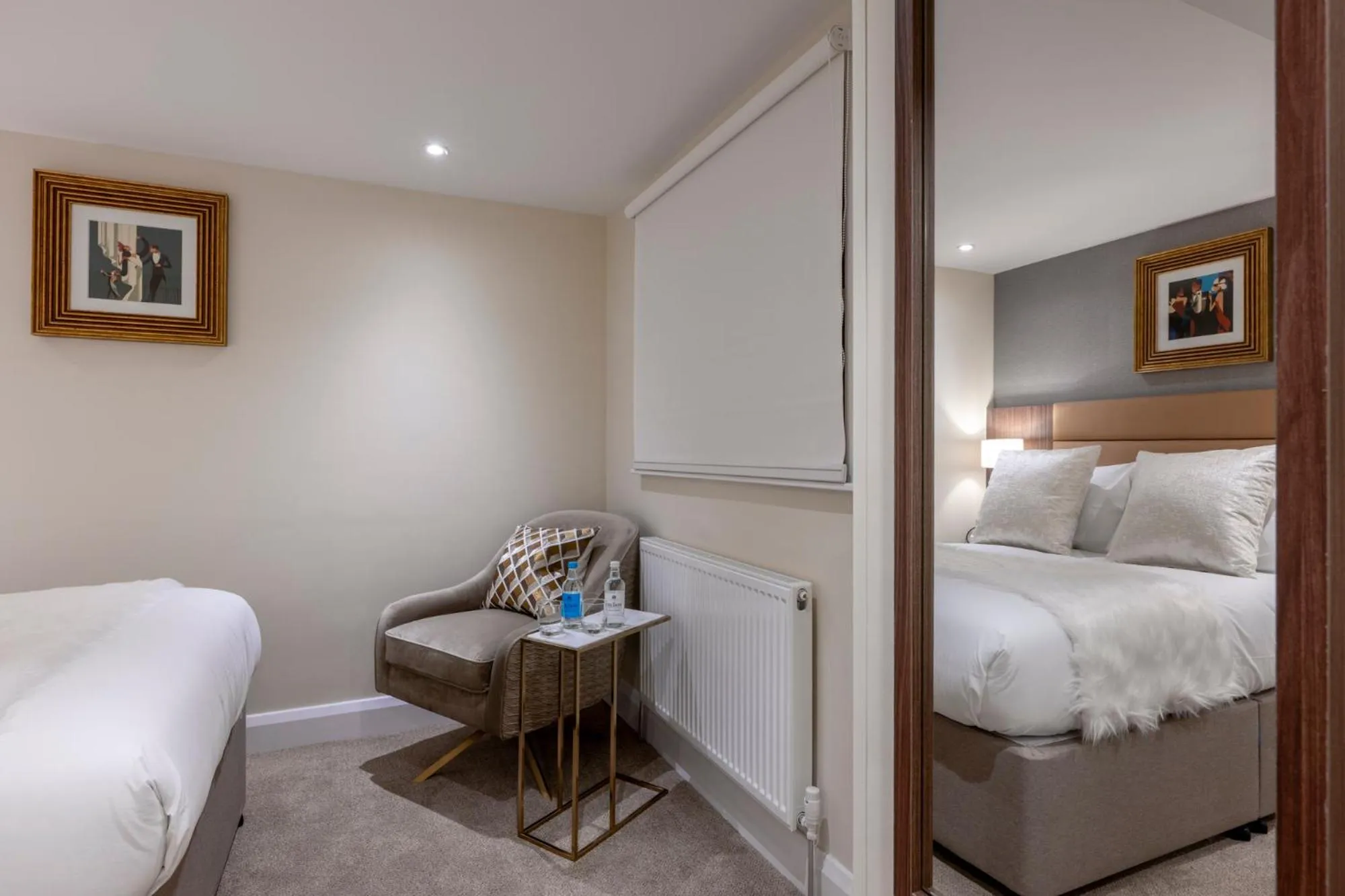 Seating area, Bed in The Castleton Hotel