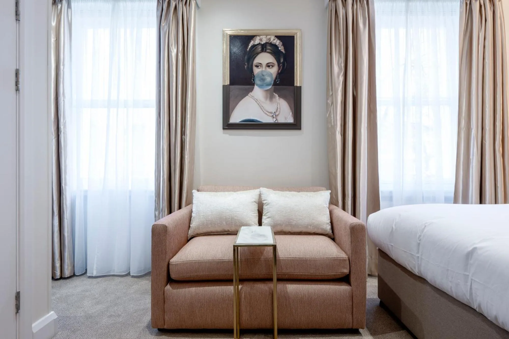 Photo of the whole room, Bed in The Castleton Hotel