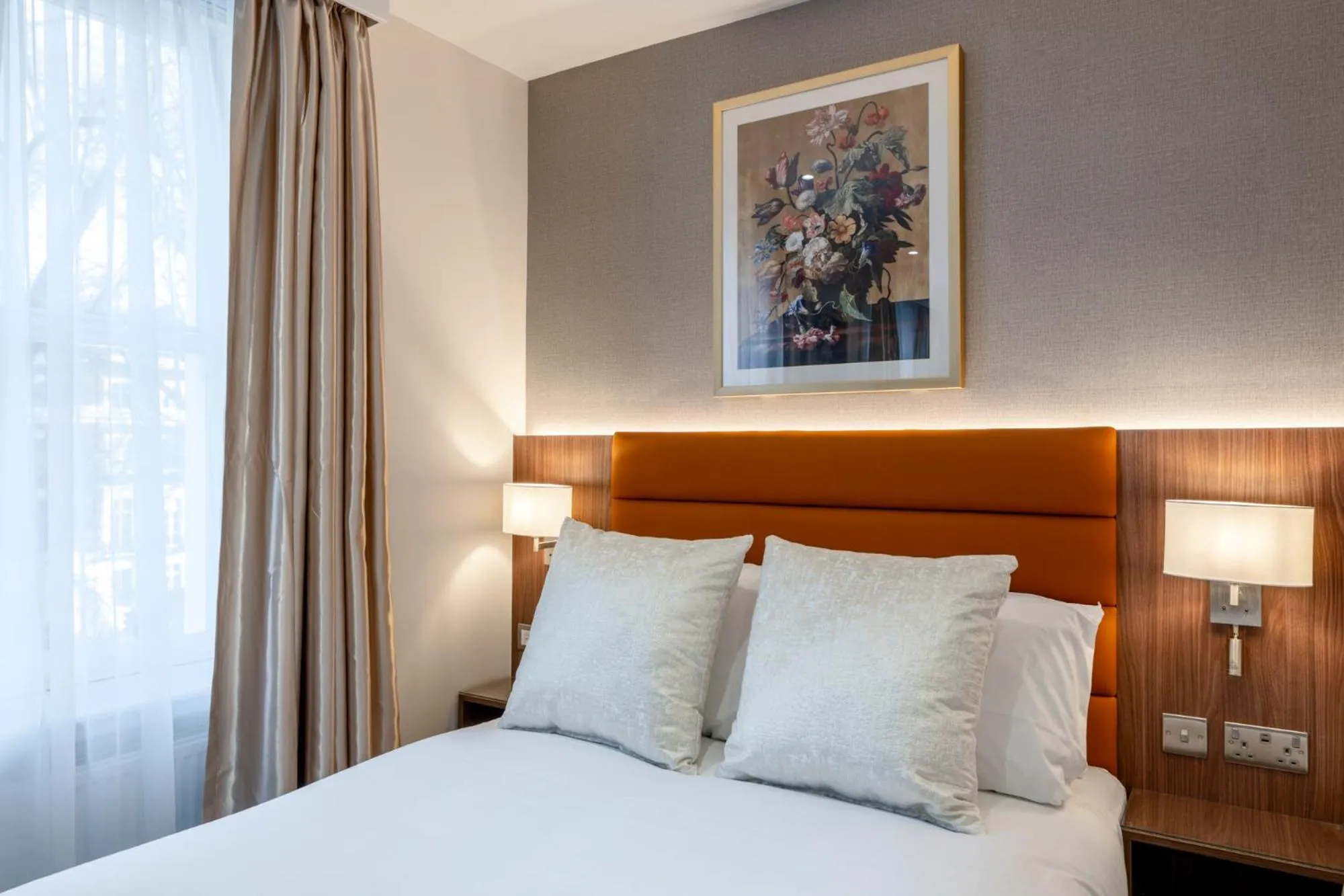 Bed in The Castleton Hotel