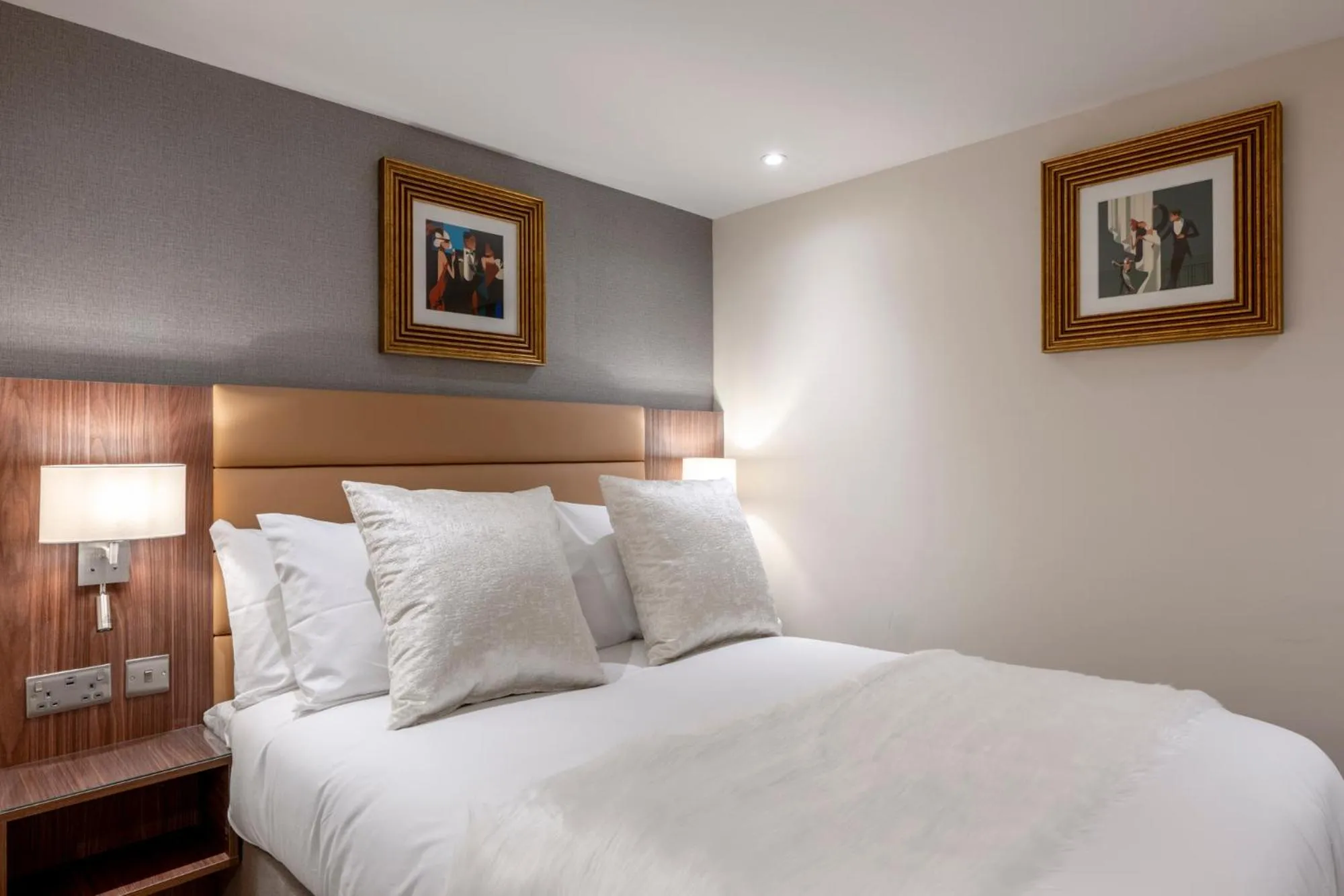 Bed in The Castleton Hotel